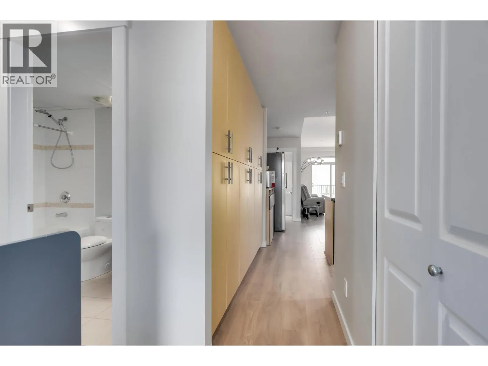 204 6077 LONDON ROAD