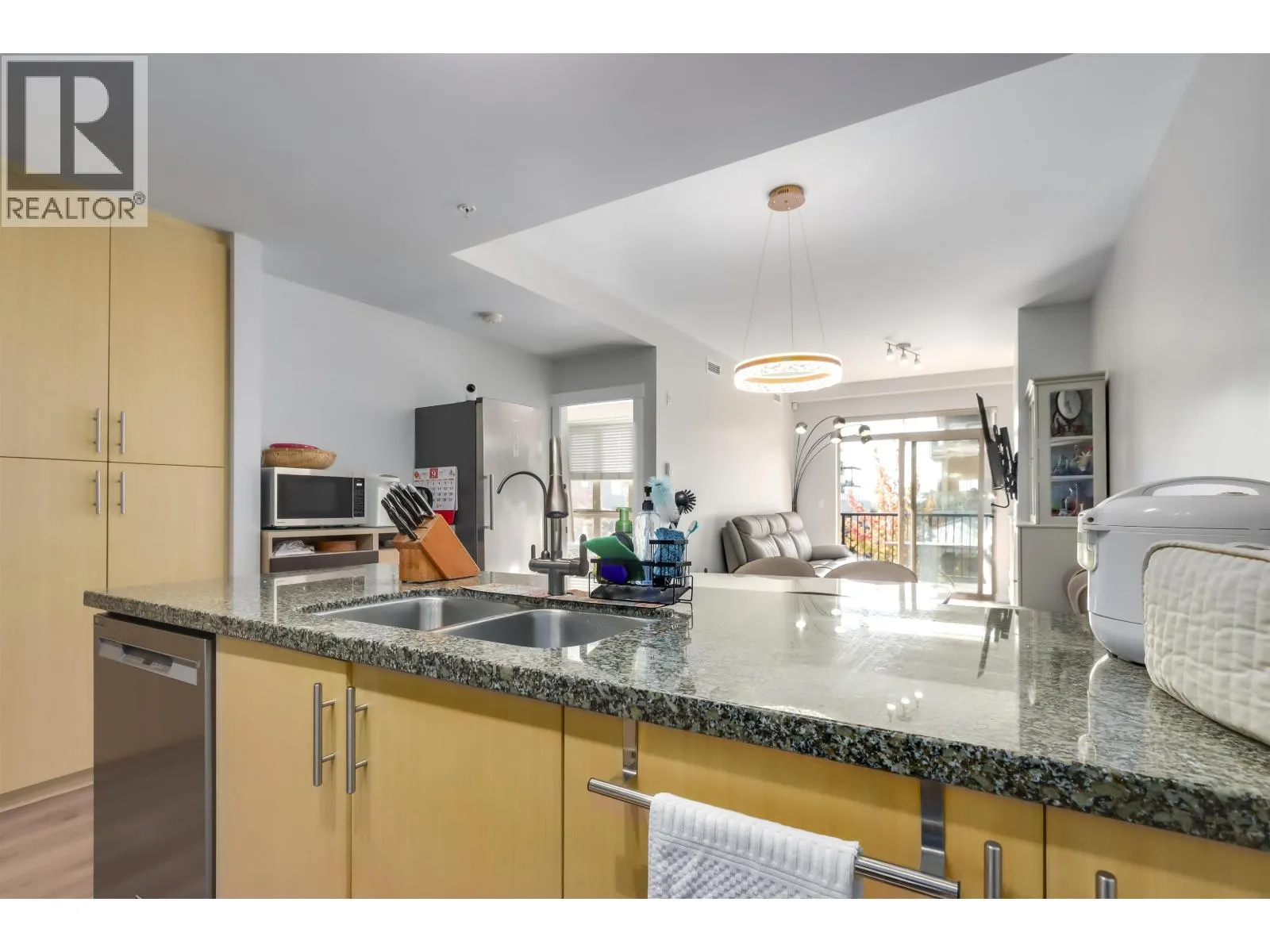 204 6077 LONDON ROAD