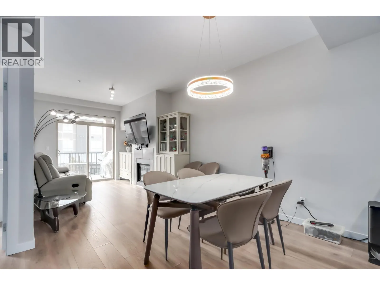 204 6077 LONDON ROAD
