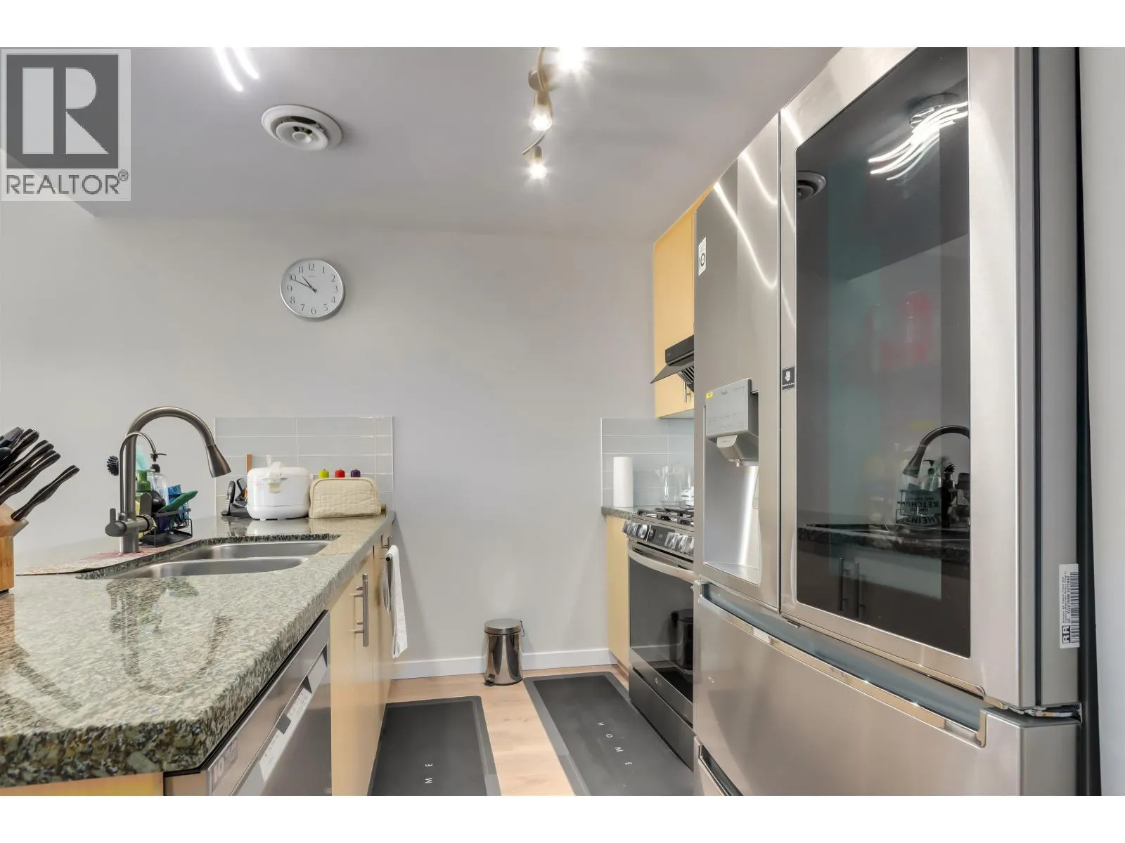 204 6077 LONDON ROAD