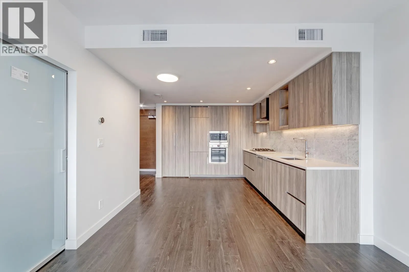410 4720 LOUGHEED HIGHWAY