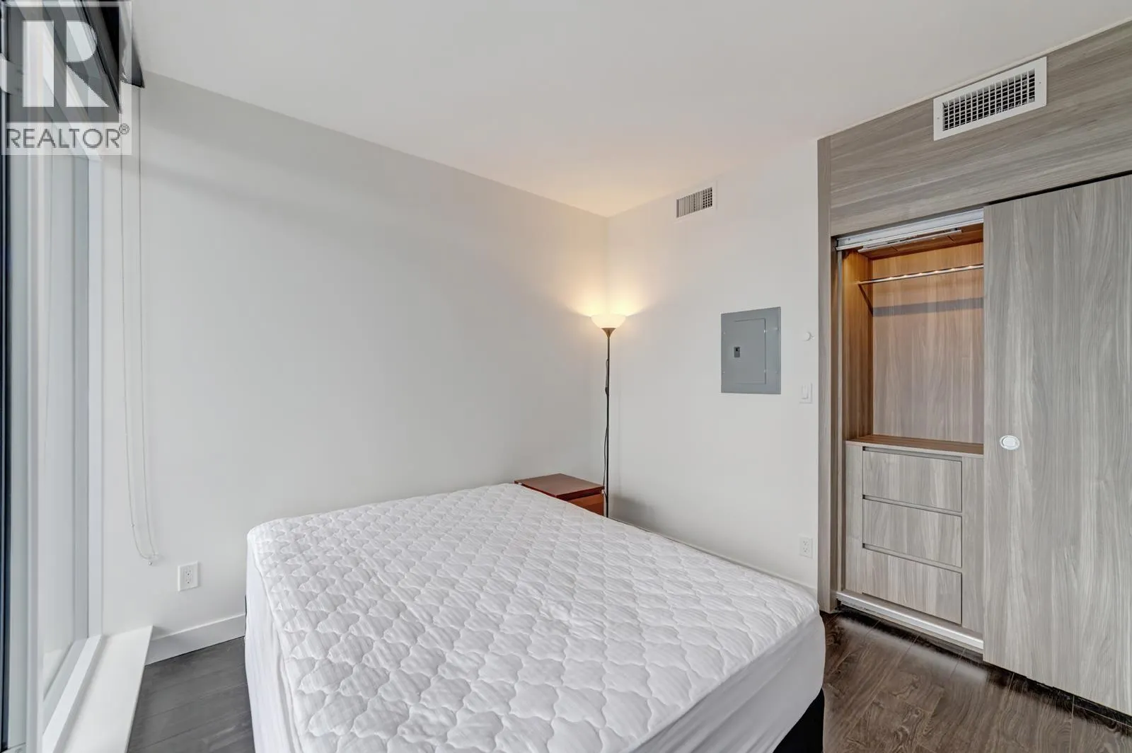 410 4720 LOUGHEED HIGHWAY