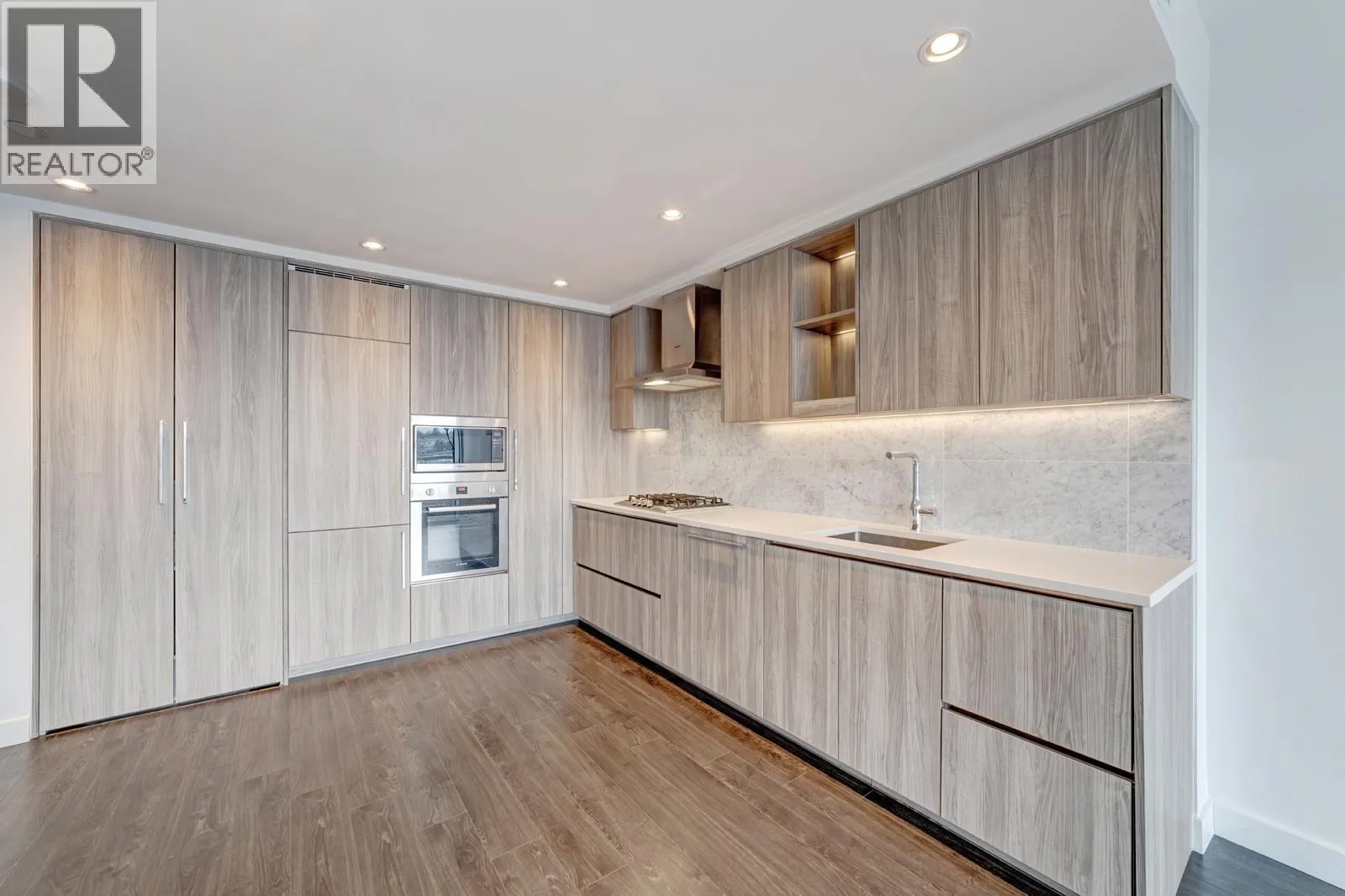 410 4720 LOUGHEED HIGHWAY