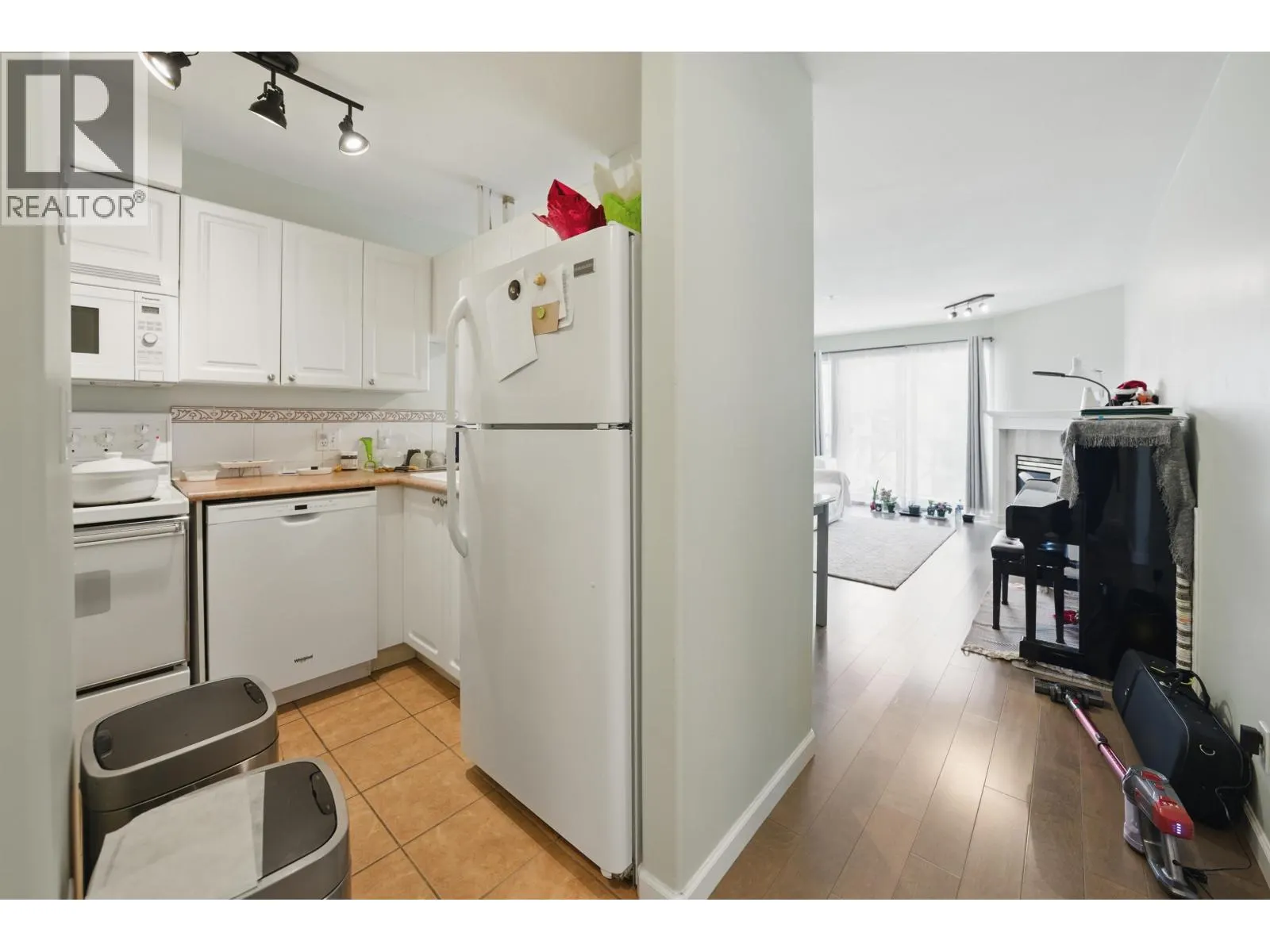 PH2 5788 VINE STREET