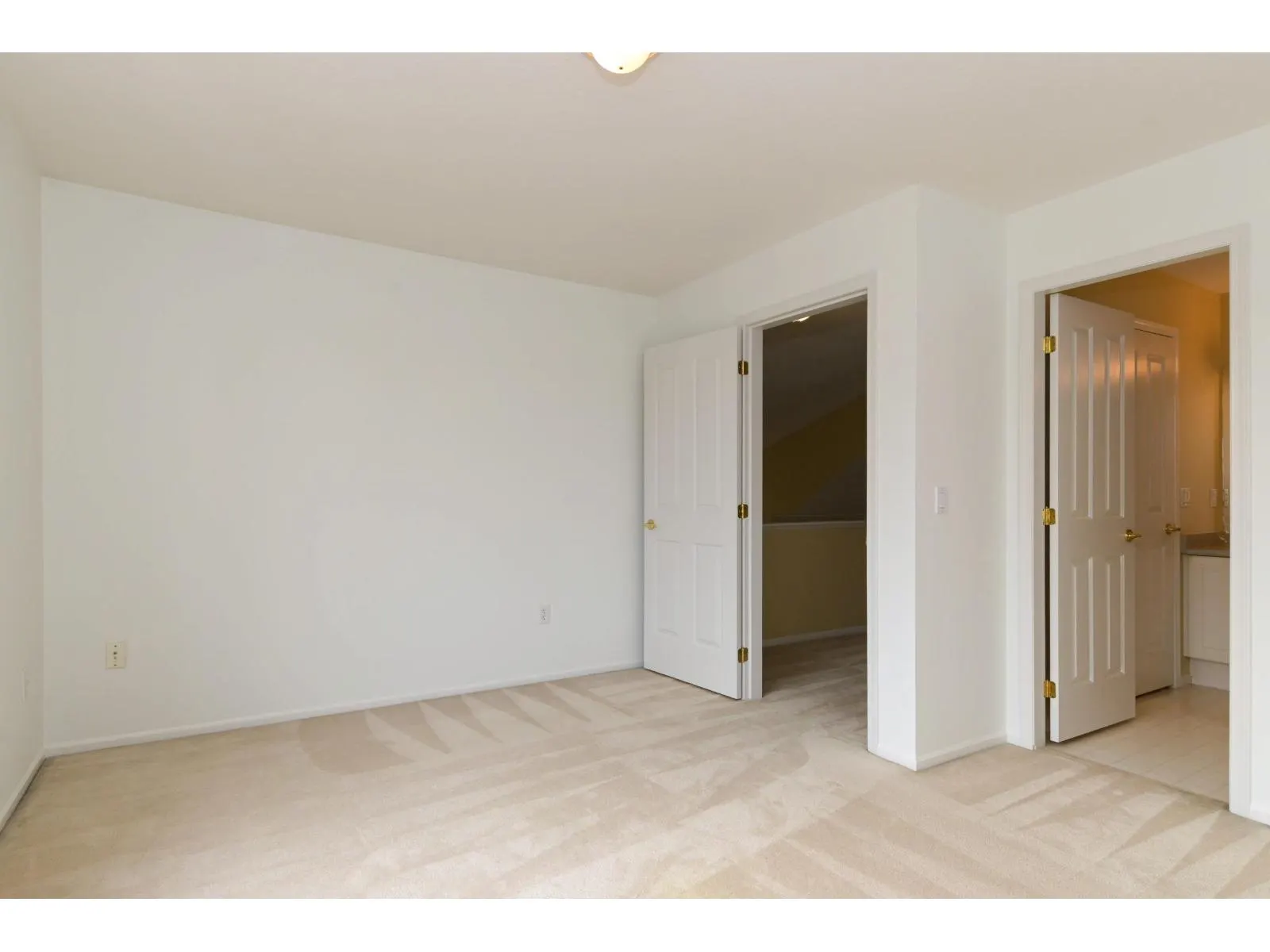 72 14877 33 AVENUE