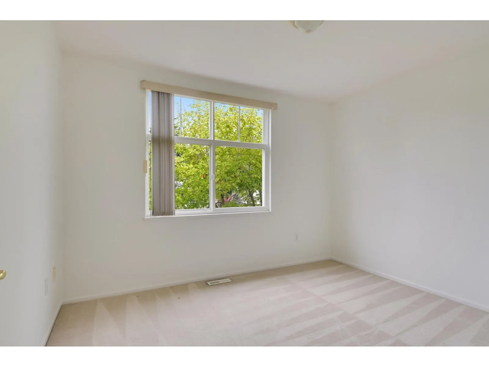 72 14877 33 AVENUE
