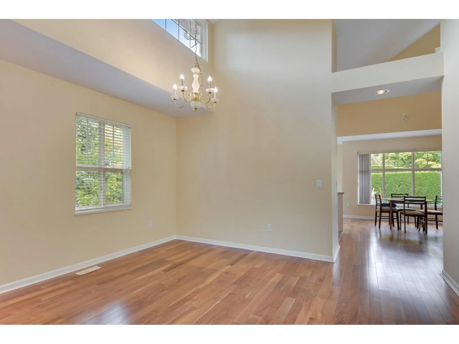 72 14877 33 AVENUE