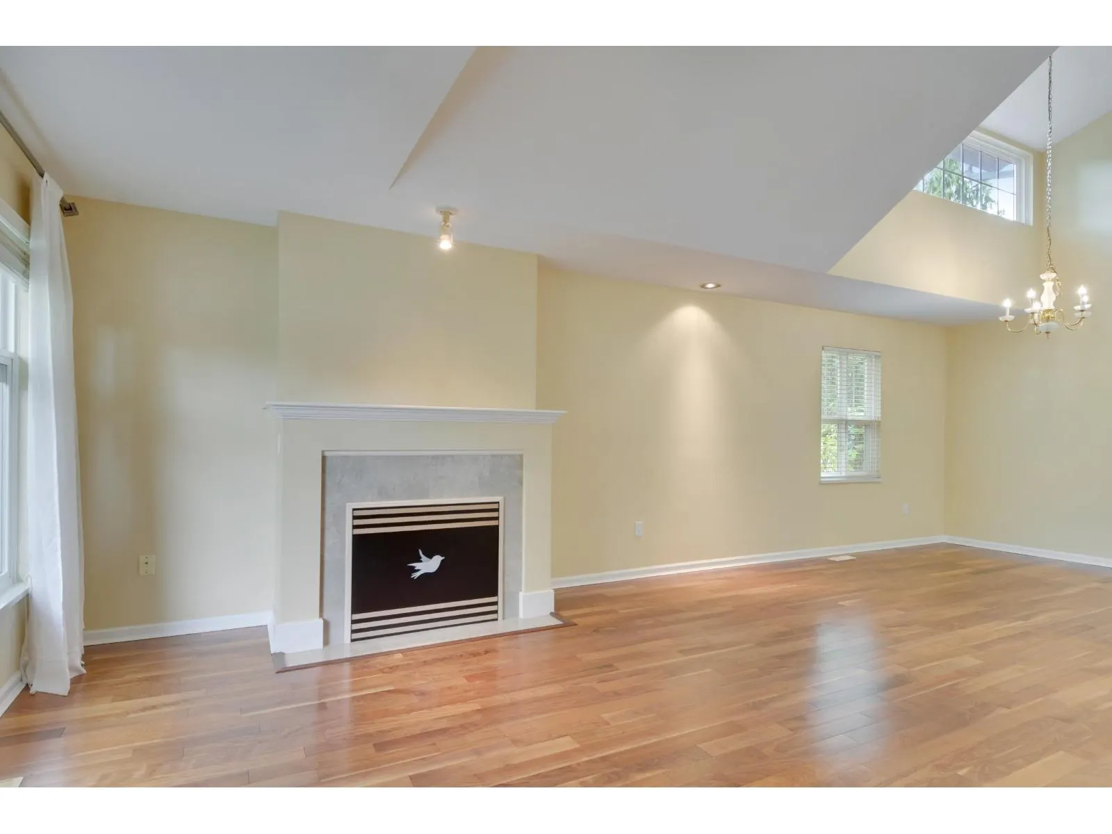 72 14877 33 AVENUE