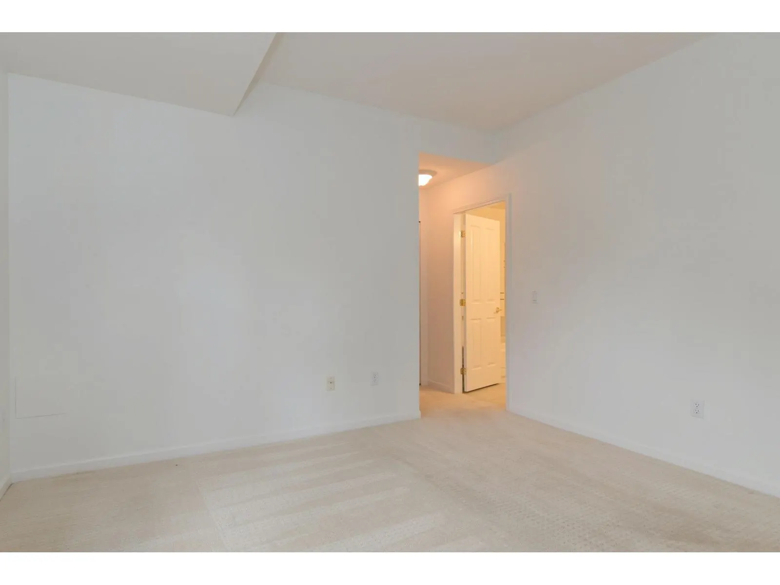72 14877 33 AVENUE