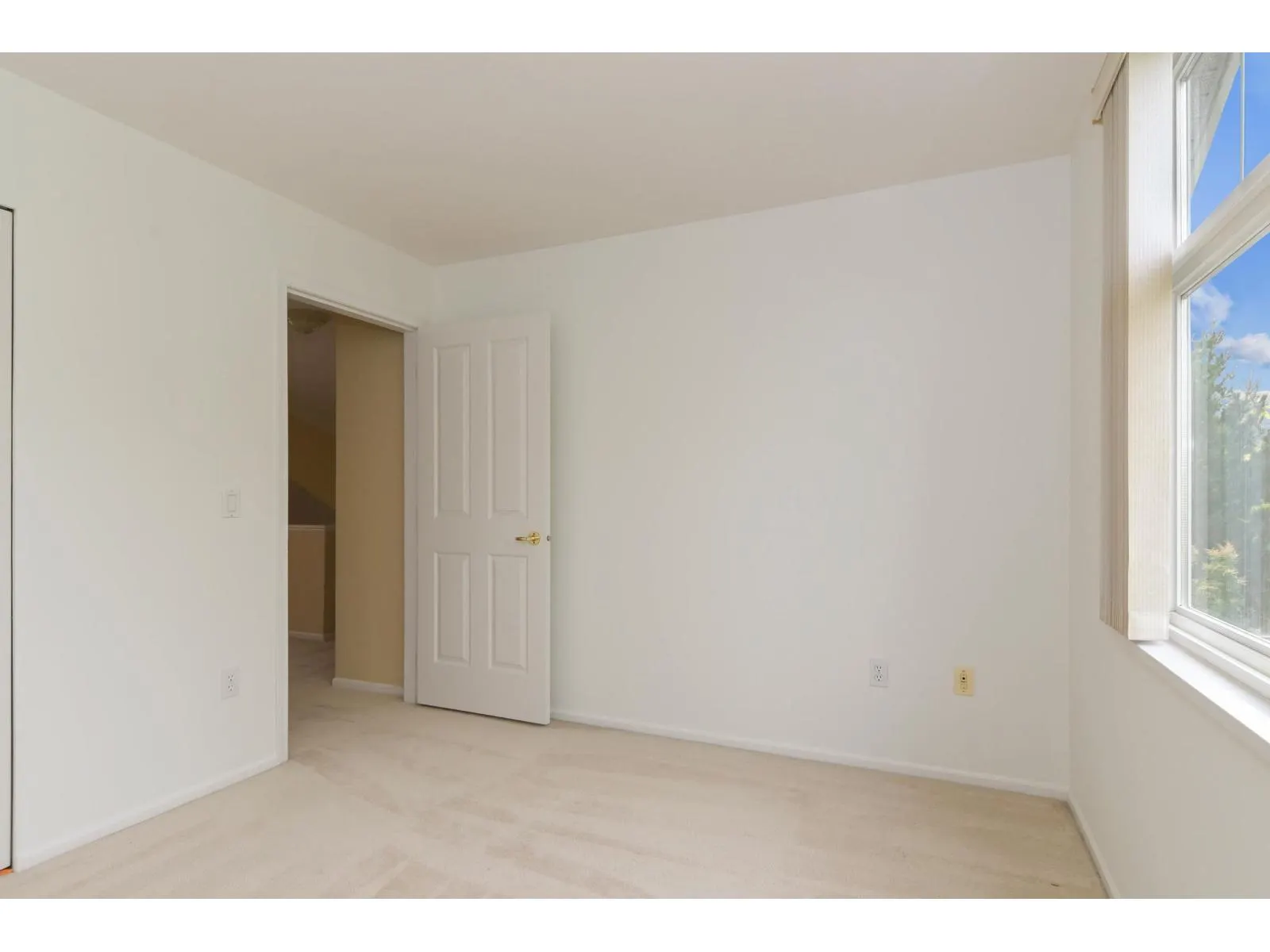 72 14877 33 AVENUE