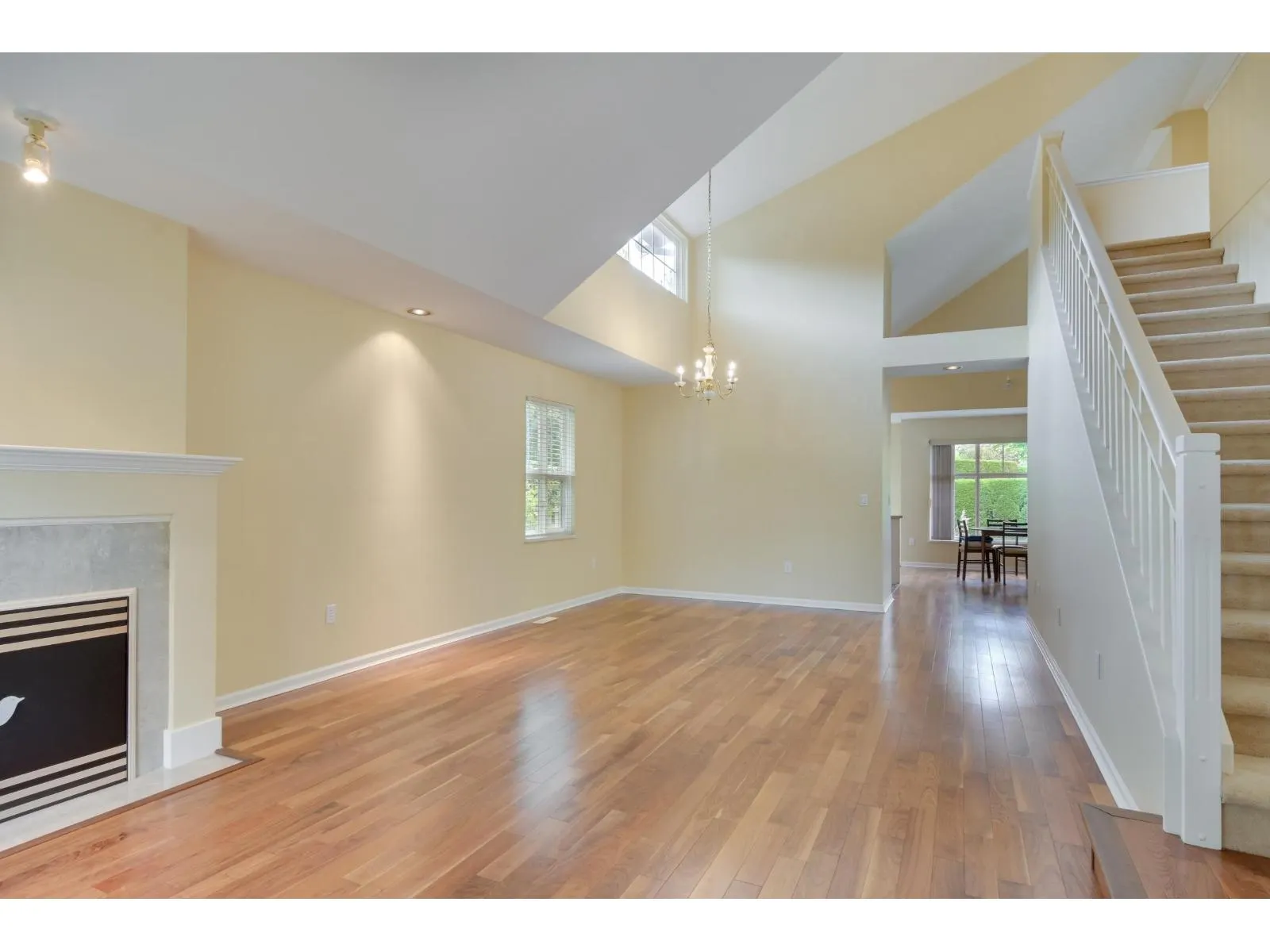 72 14877 33 AVENUE