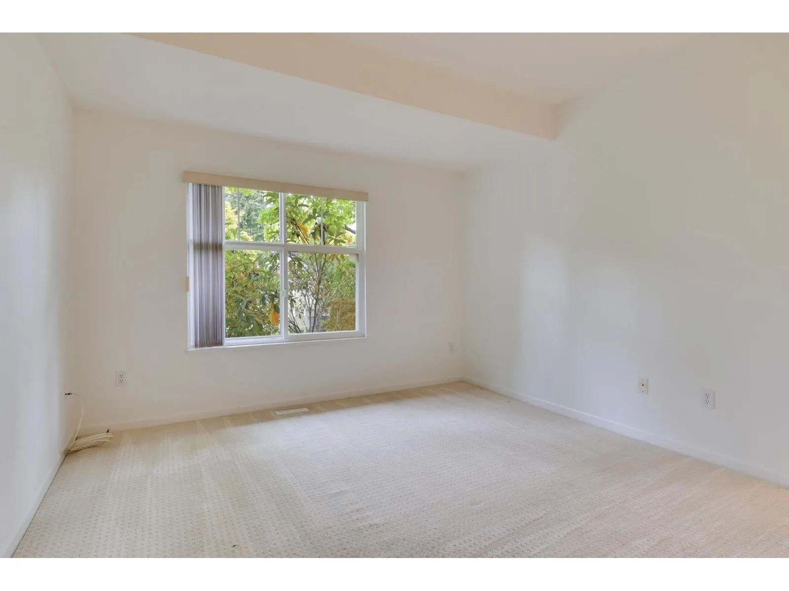 72 14877 33 AVENUE