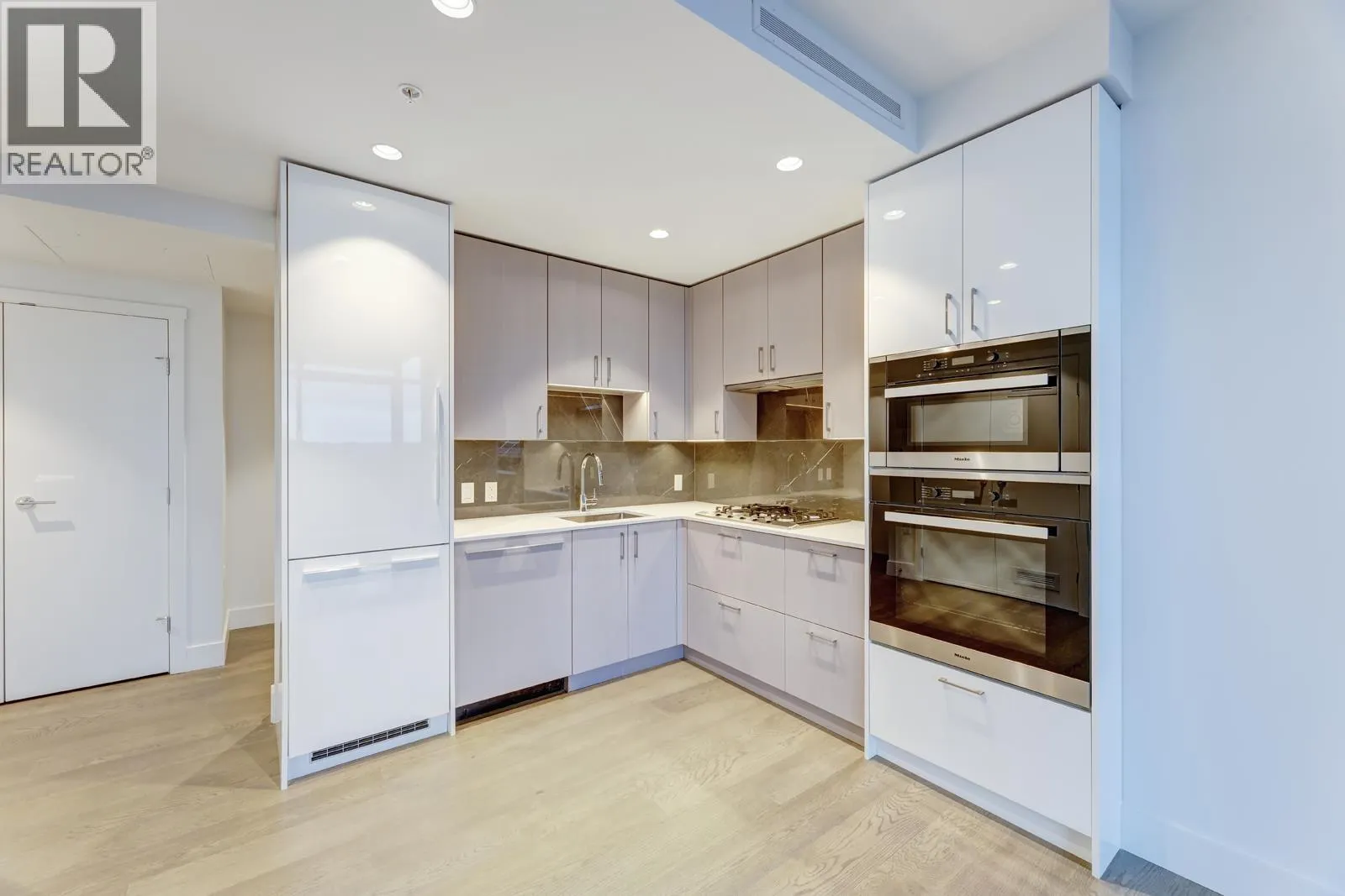 604 1675 LIONS GATE LANE