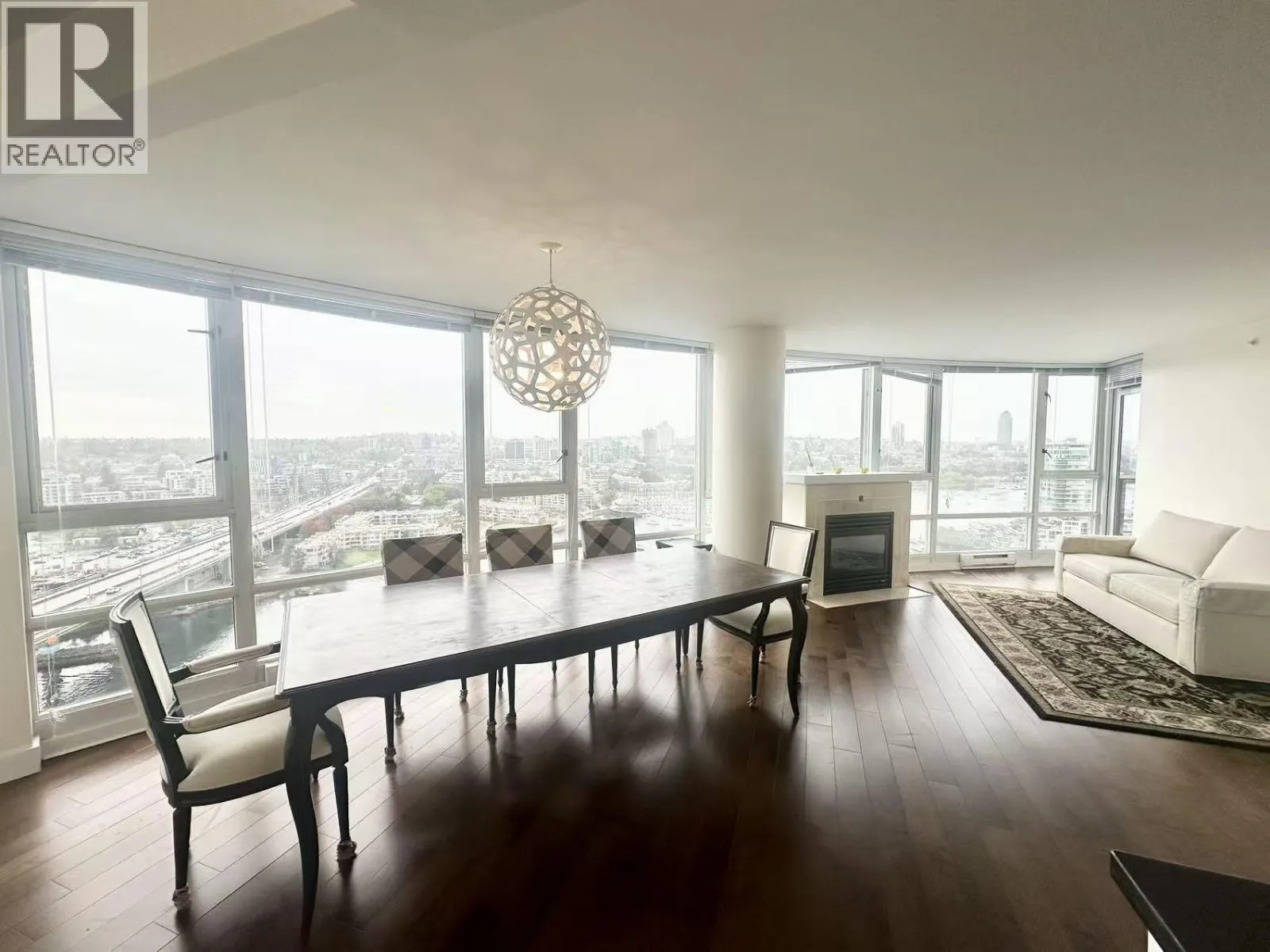 2806 1033 MARINASIDE CRESCENT