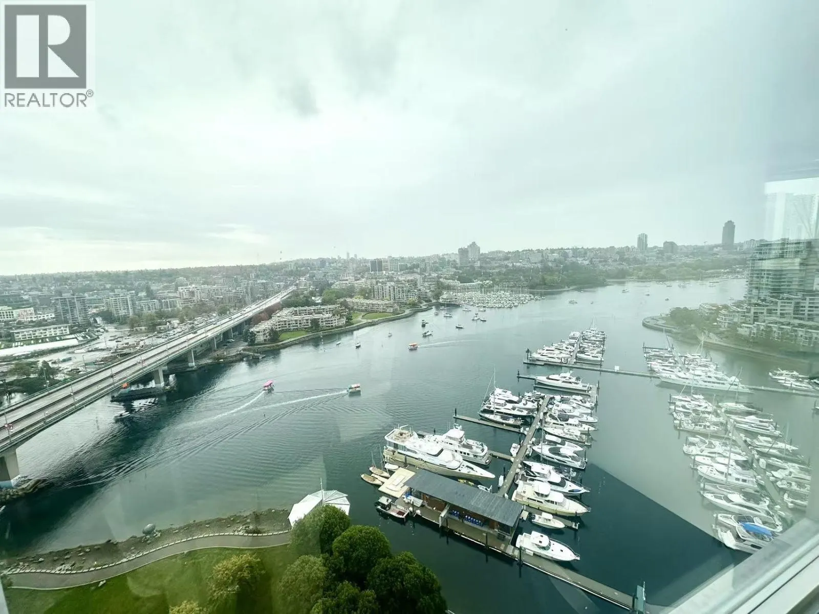 2806 1033 MARINASIDE CRESCENT