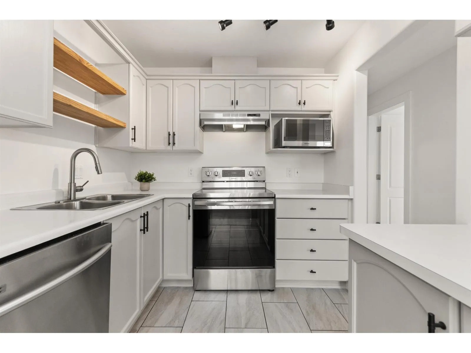 201 7415 SHAW AVENUE|Sardis East Vedder