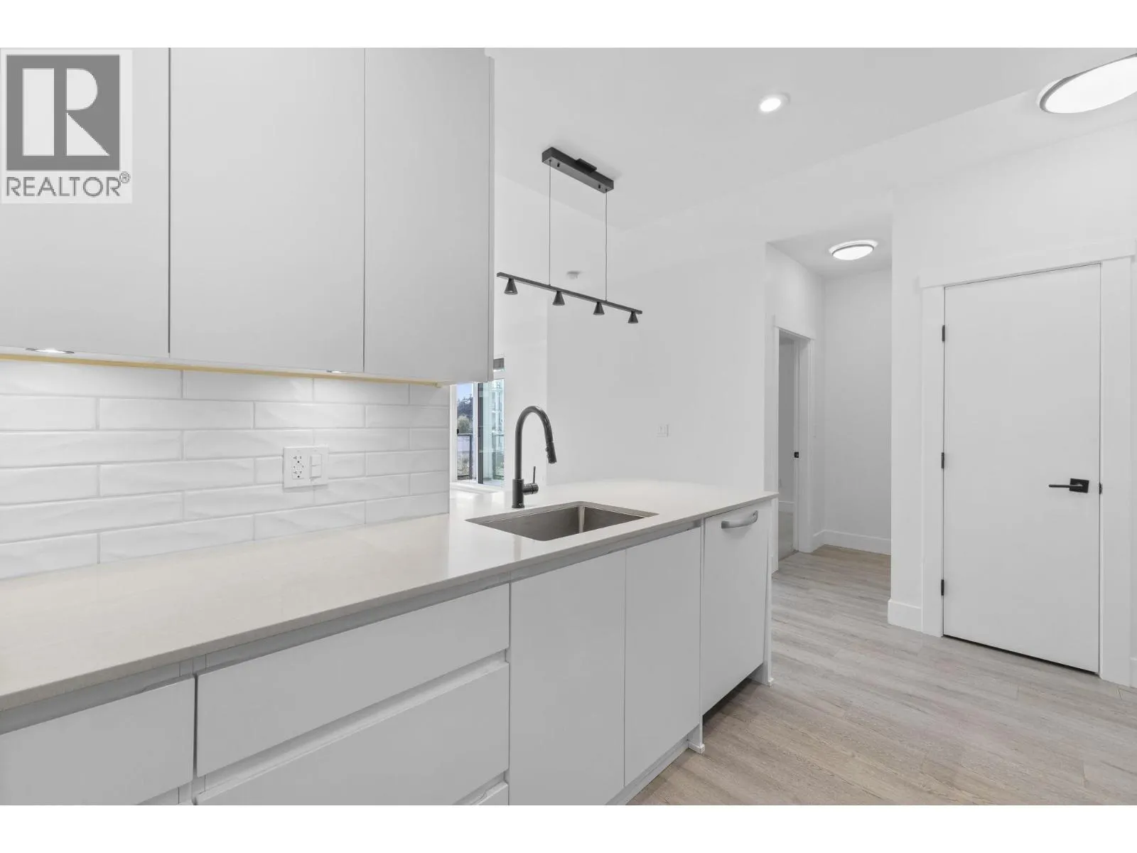 2408 2180 KELLY AVENUE
