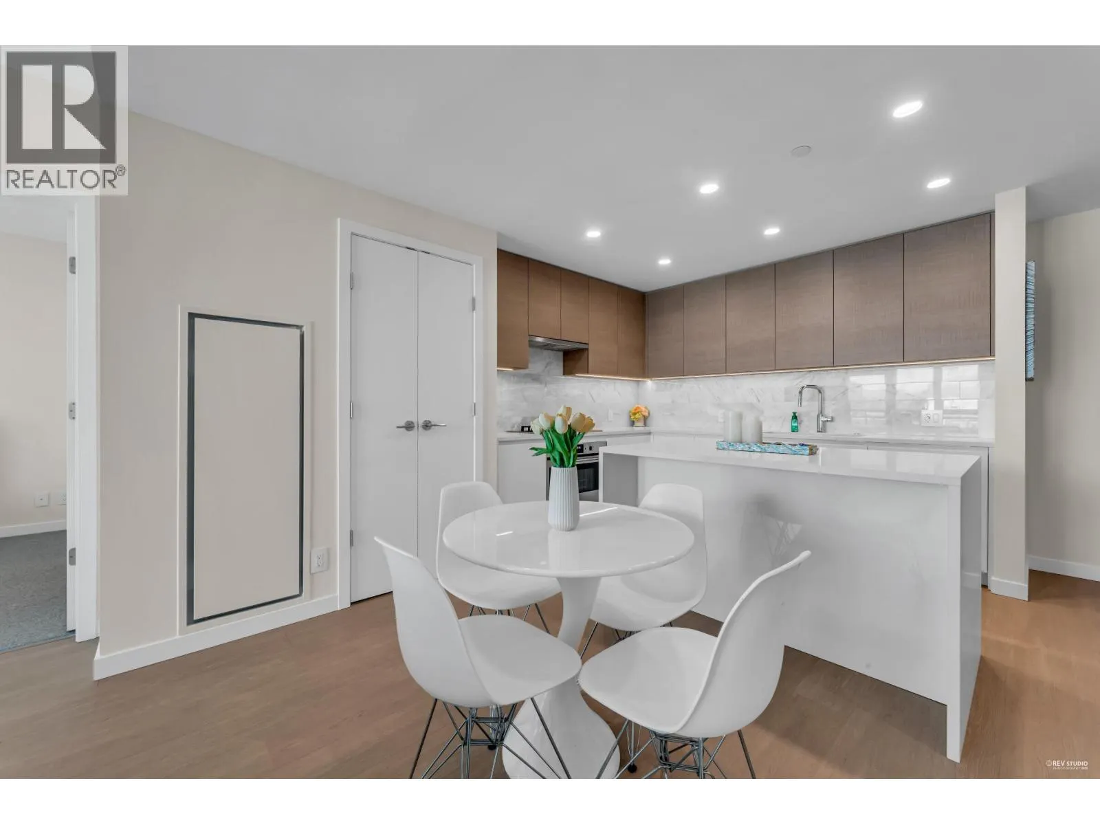 3506 4168 LOUGHEED HIGHWAY