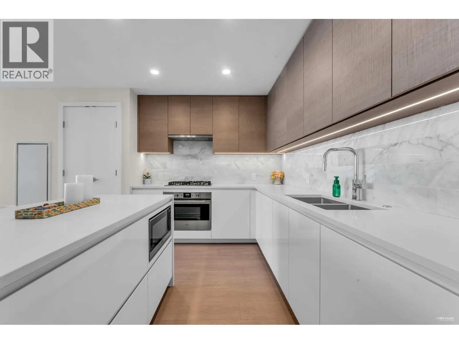 3506 4168 LOUGHEED HIGHWAY