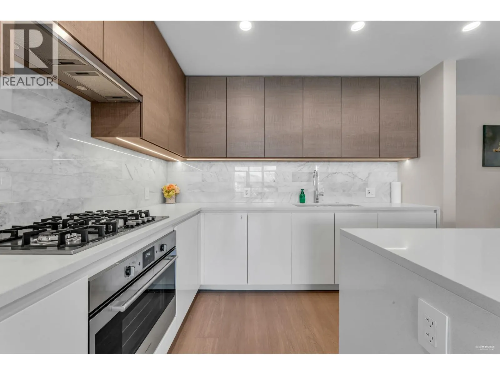 3506 4168 LOUGHEED HIGHWAY