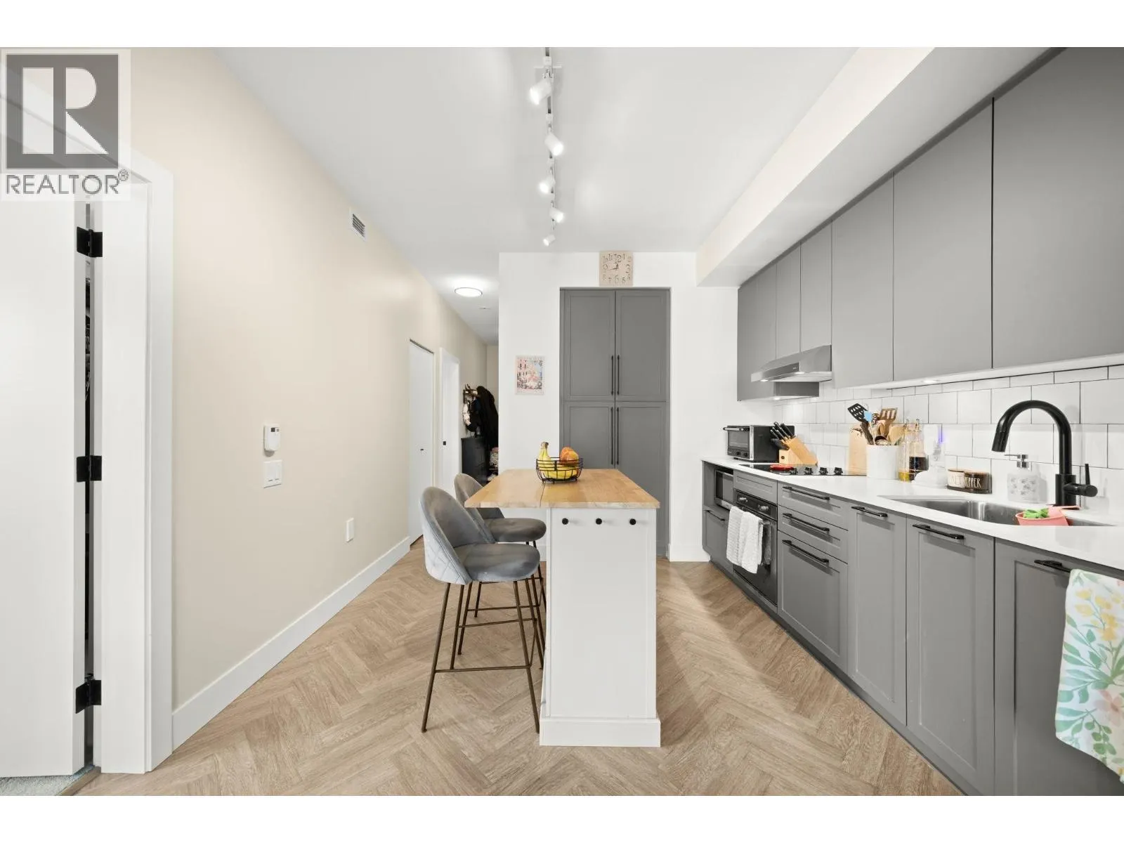 514 9228 SLOPES MEWS