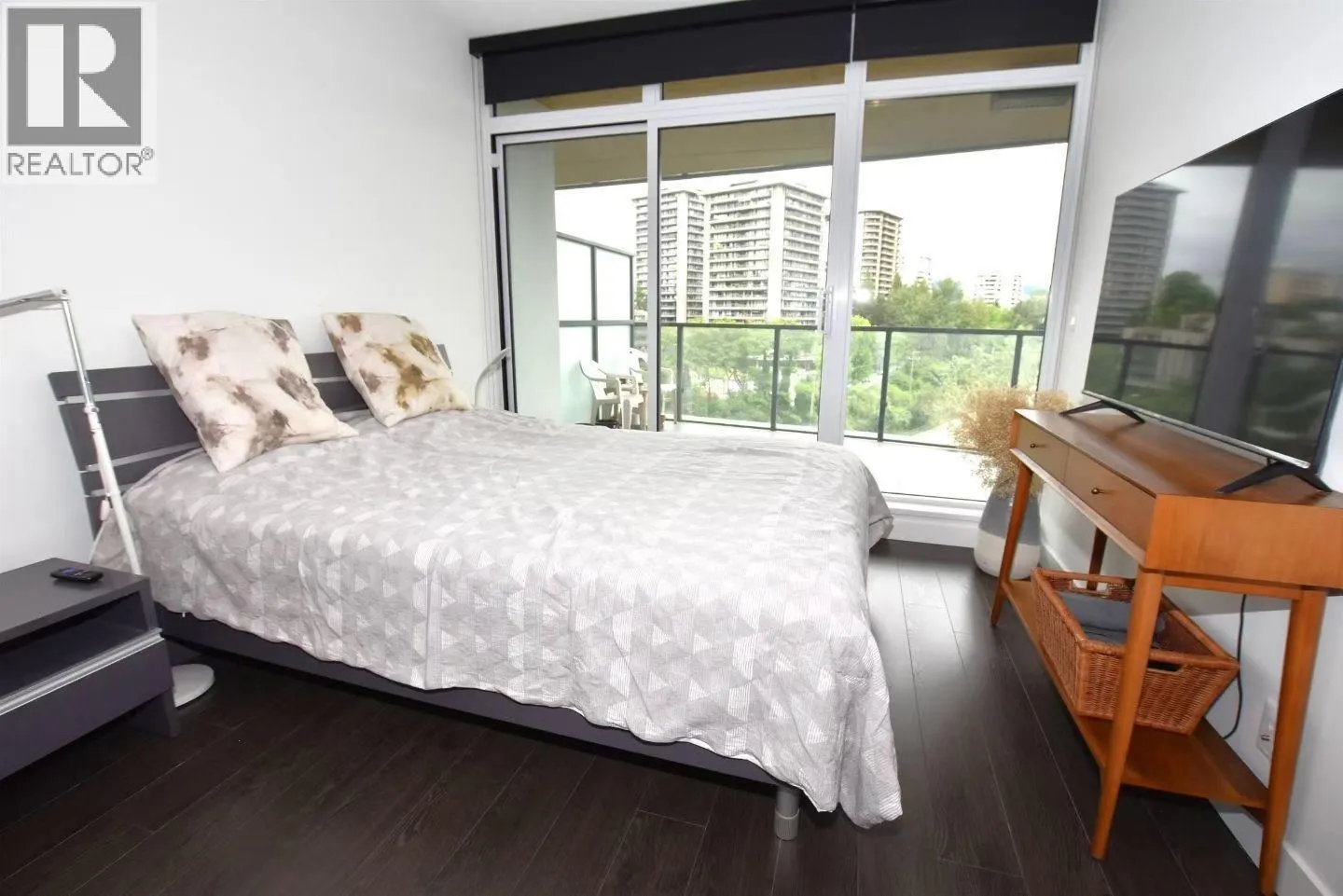 608 4890 LOUGHEED HIGHWAY