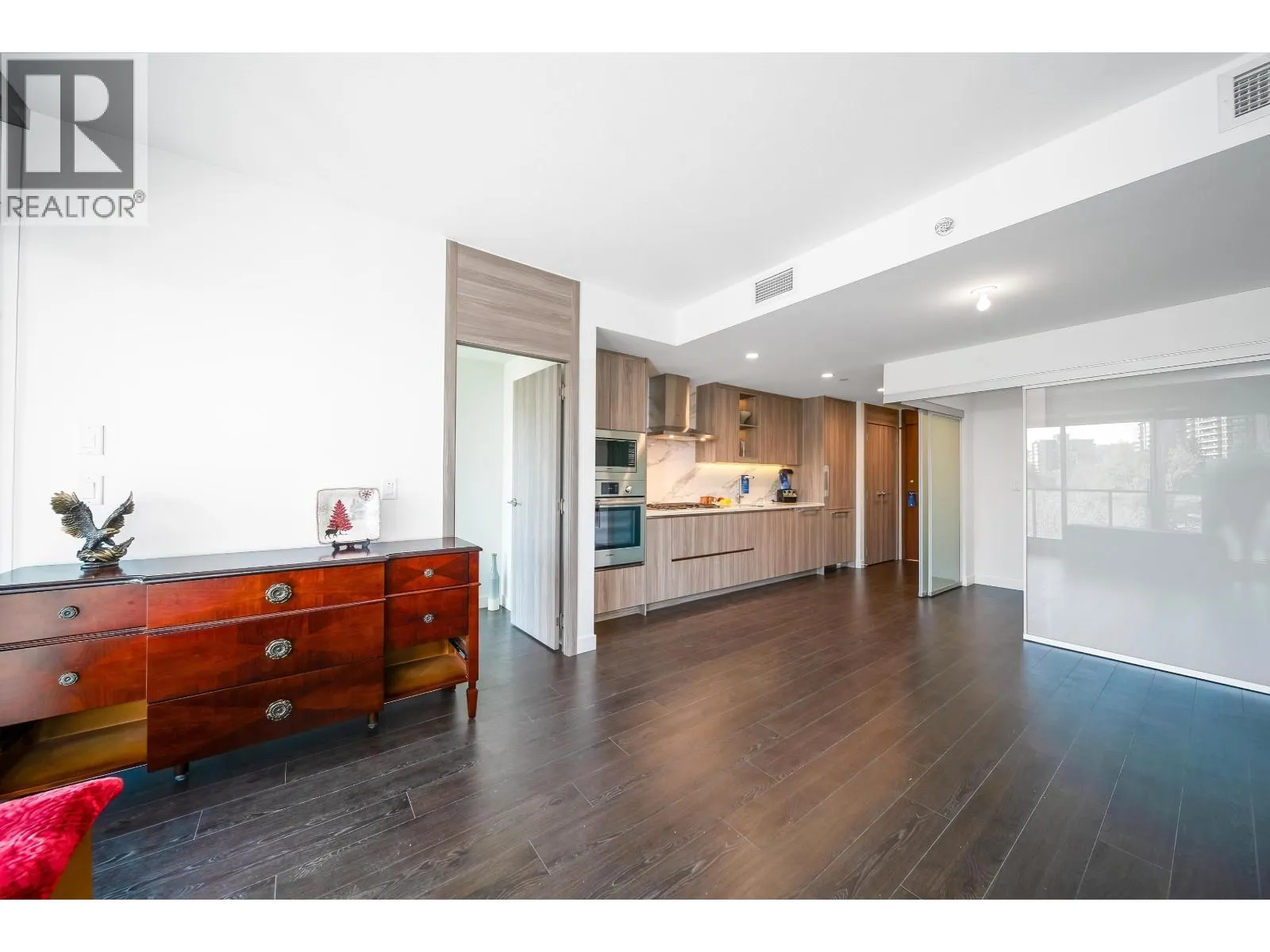 608 4890 LOUGHEED HIGHWAY