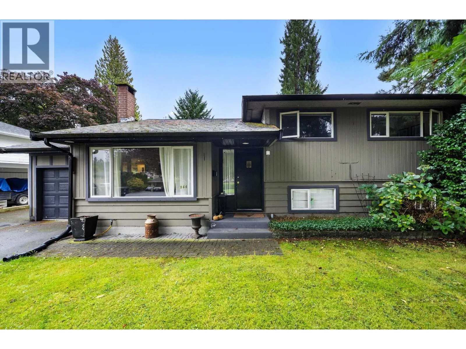 966 DUNDONALD DRIVE