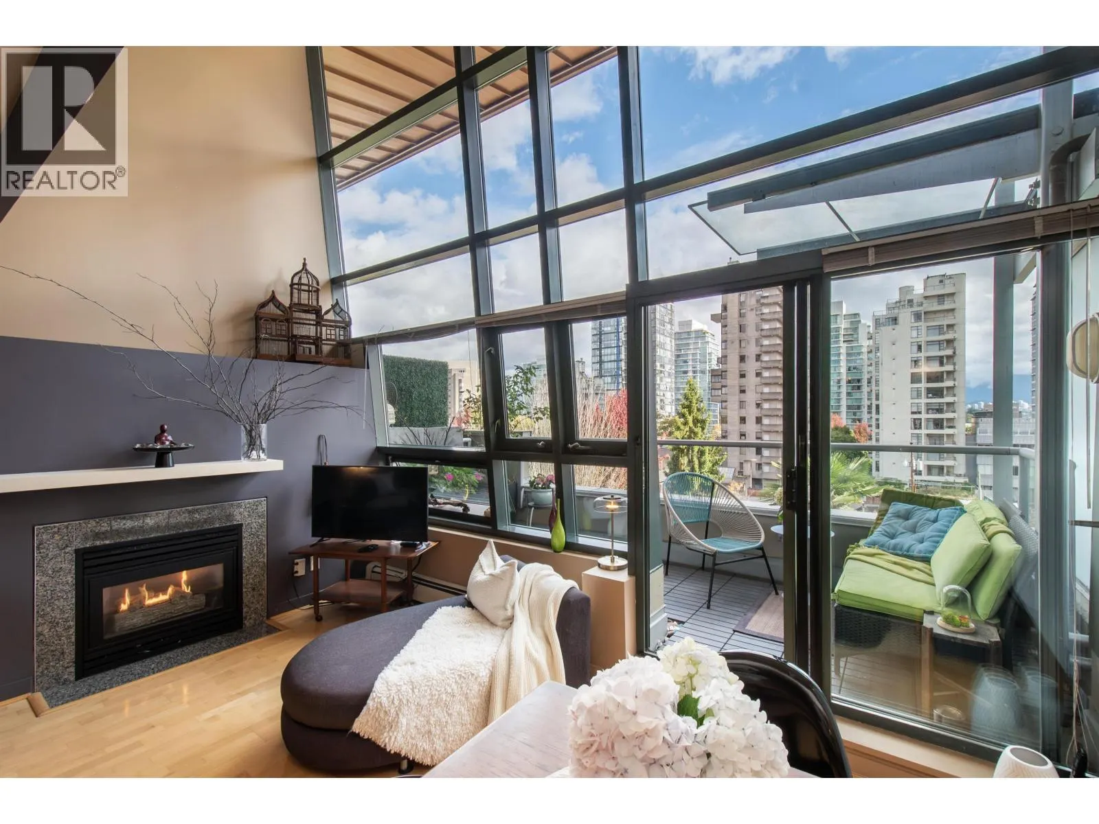 PH4 1688 ROBSON STREET