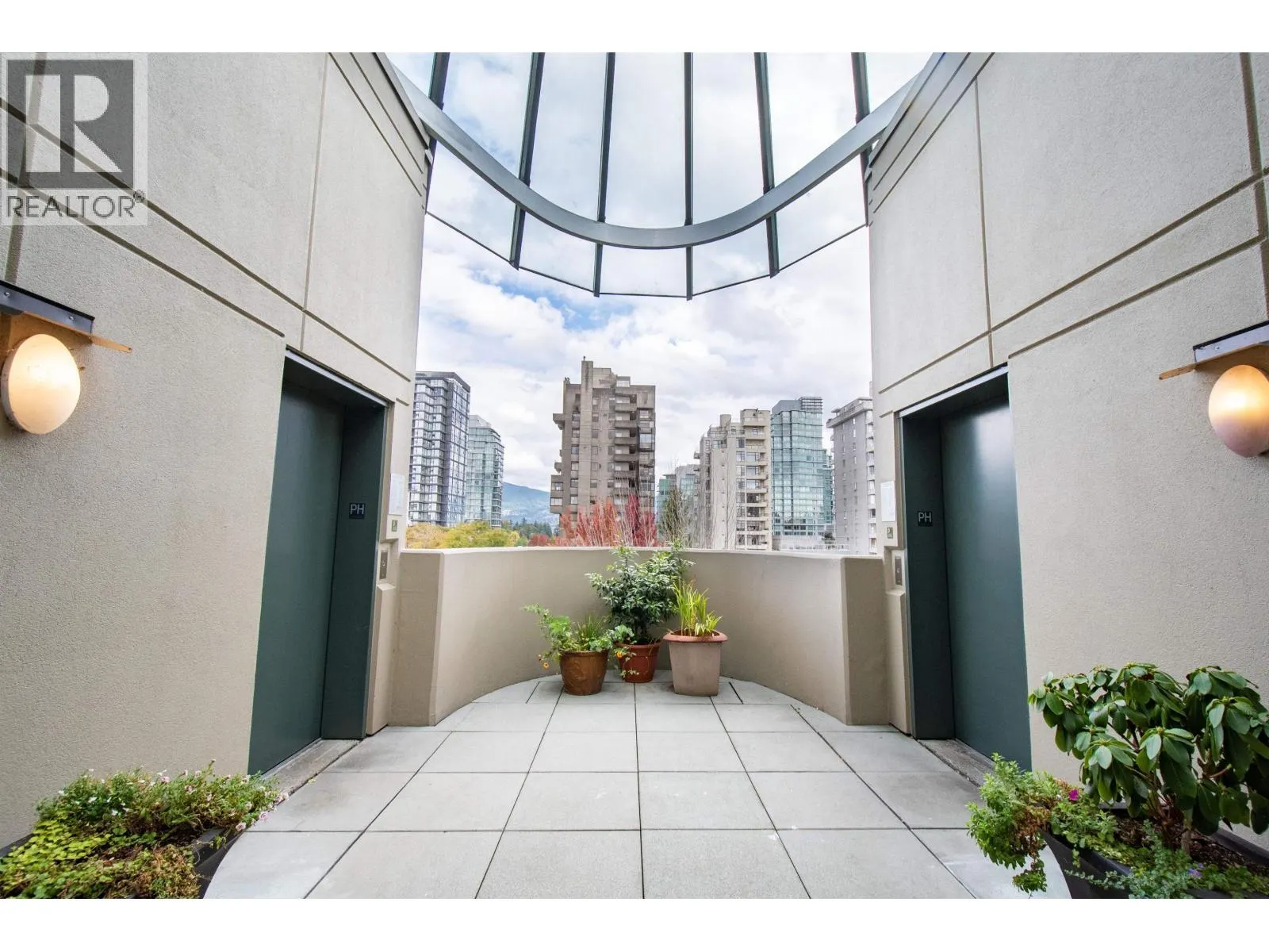 PH4 1688 ROBSON STREET