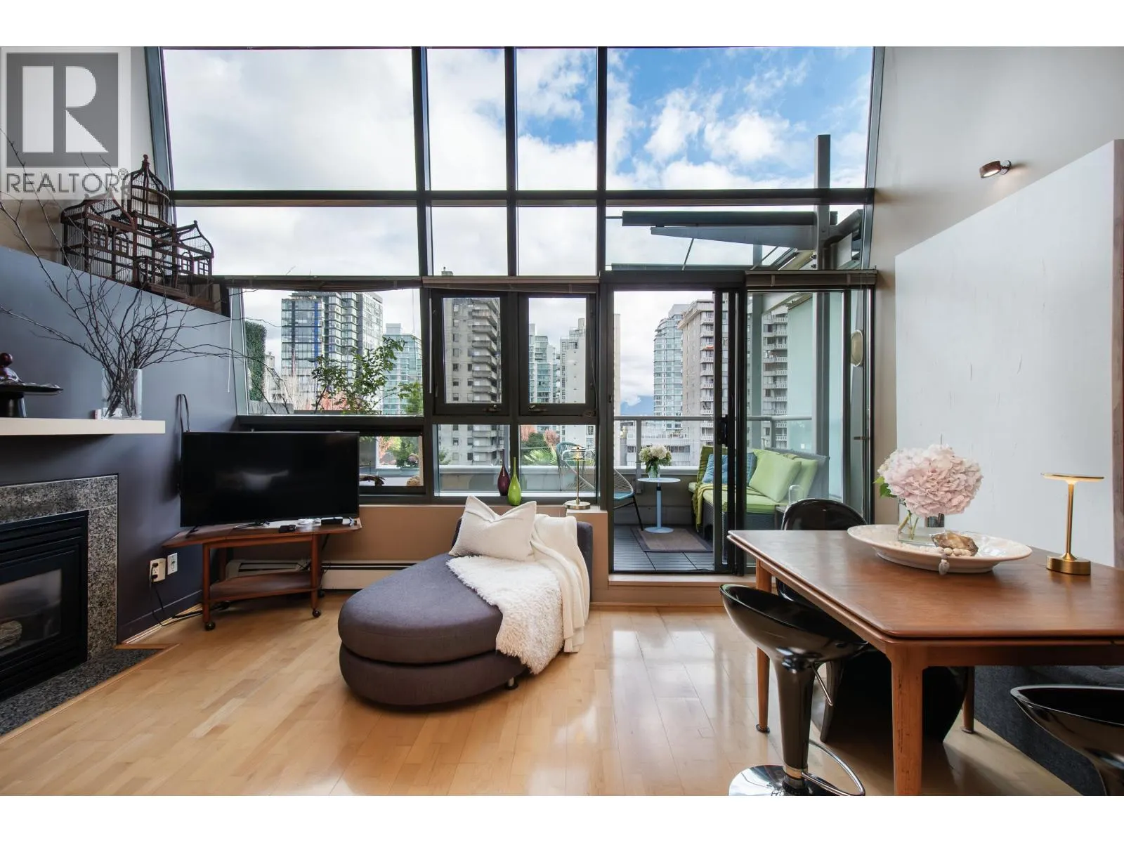 PH4 1688 ROBSON STREET