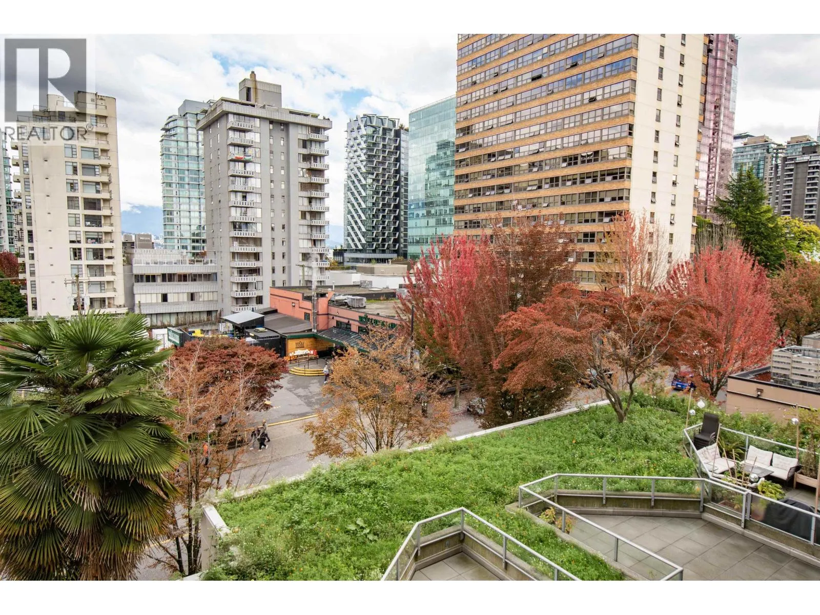 PH4 1688 ROBSON STREET