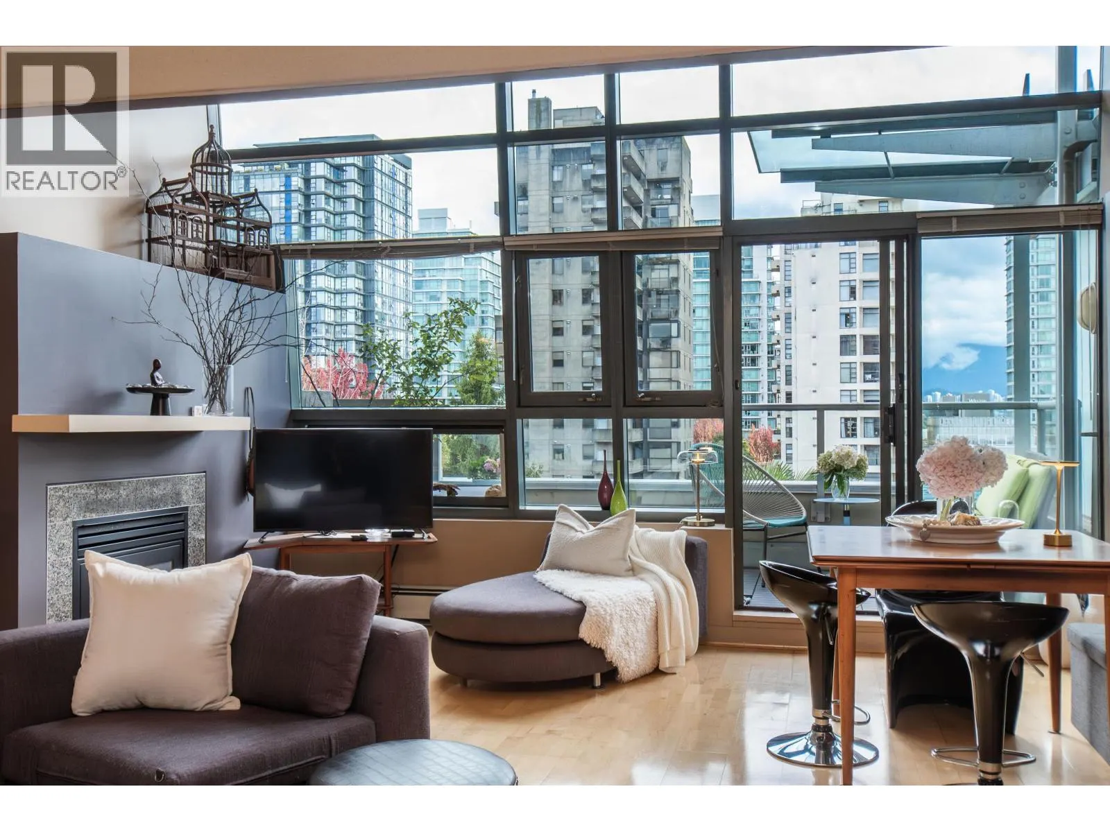 PH4 1688 ROBSON STREET