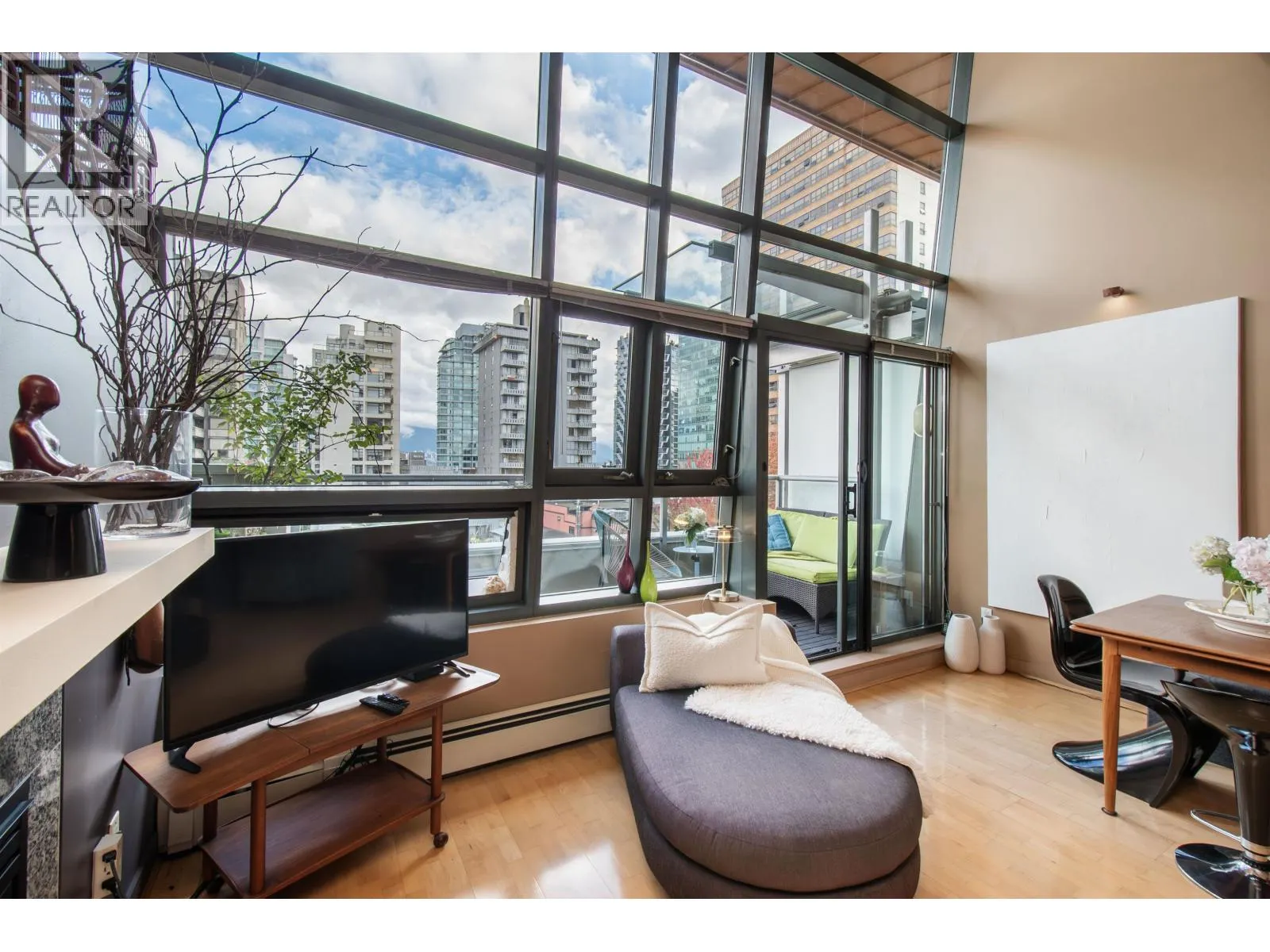 PH4 1688 ROBSON STREET