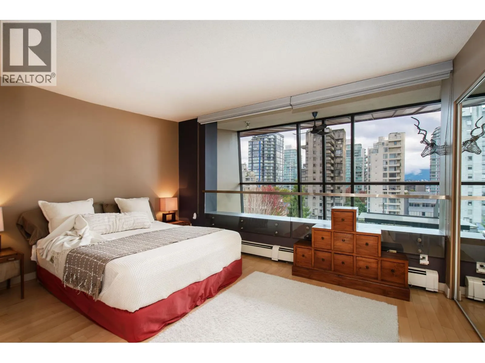 PH4 1688 ROBSON STREET