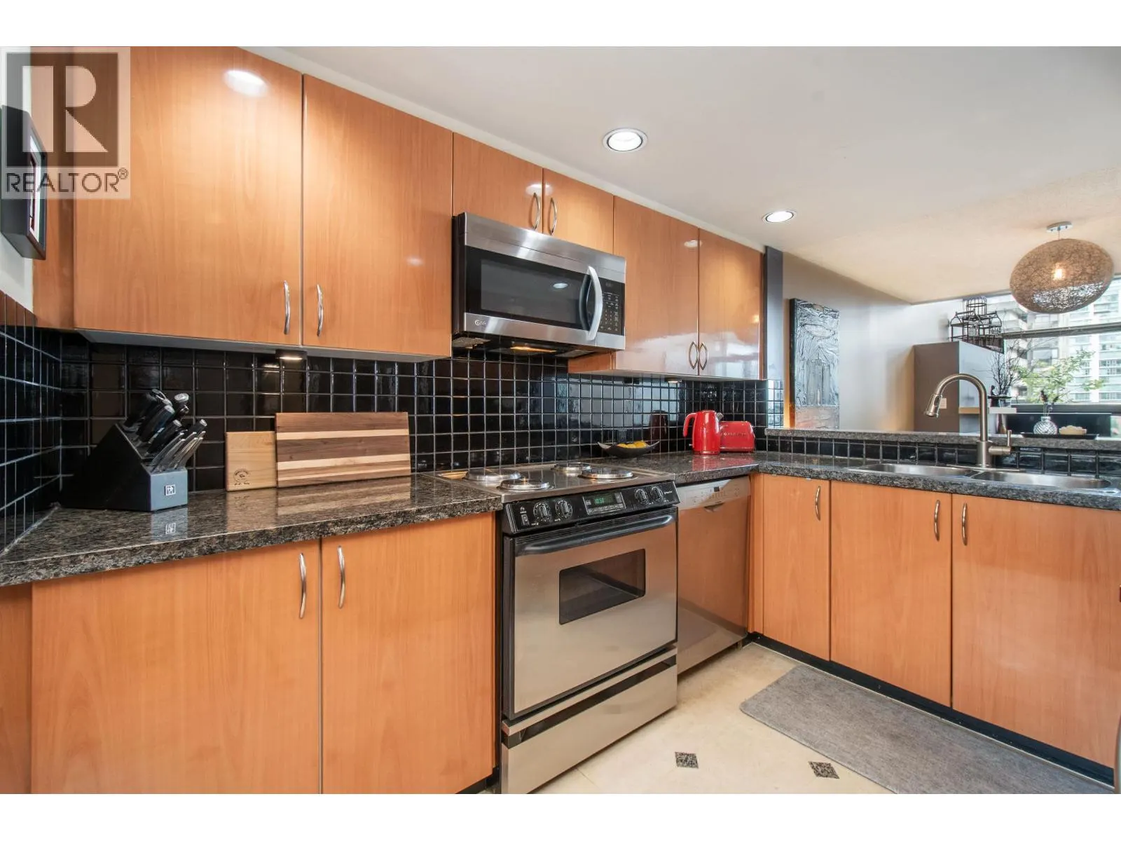 PH4 1688 ROBSON STREET