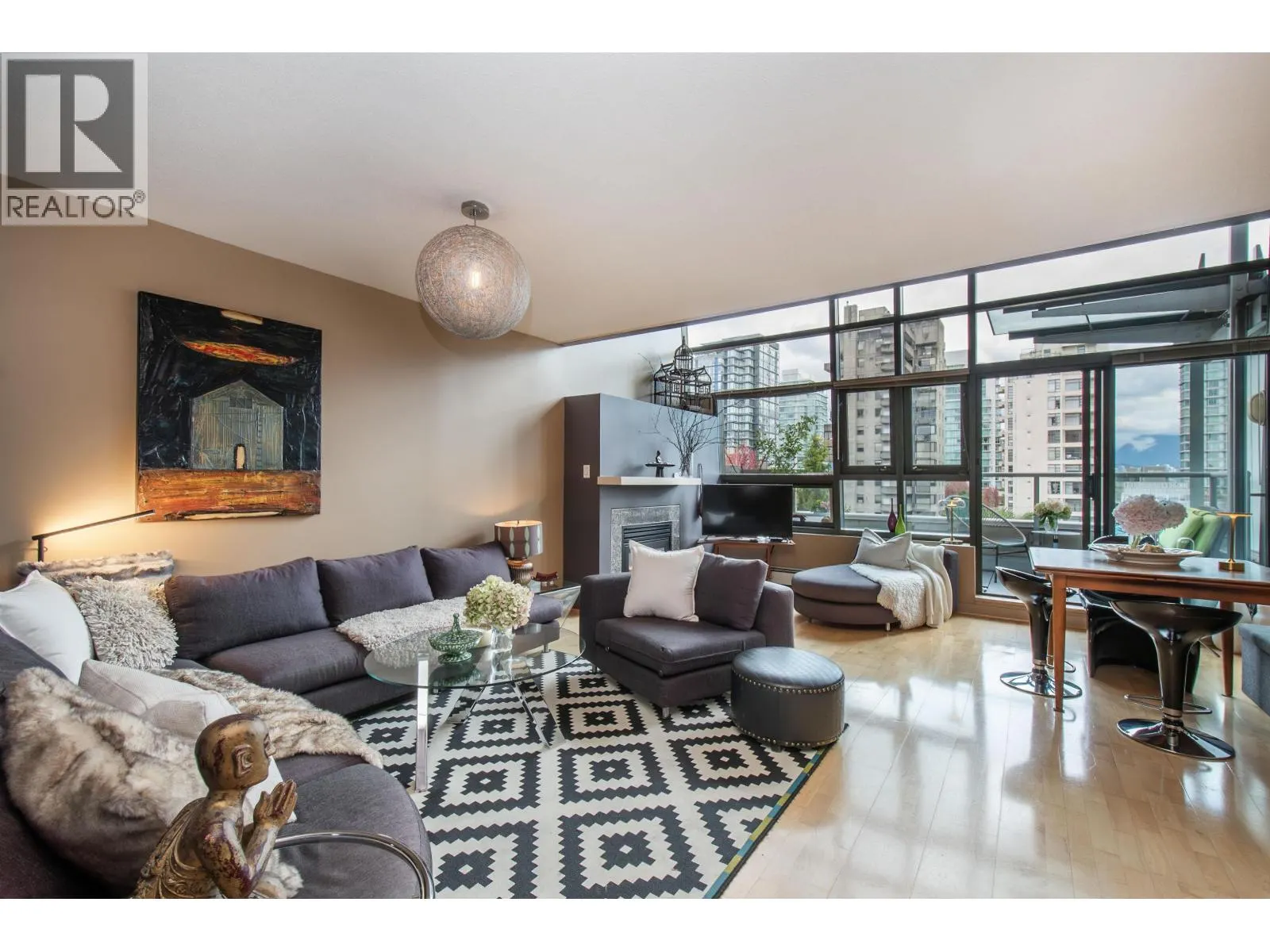 PH4 1688 ROBSON STREET