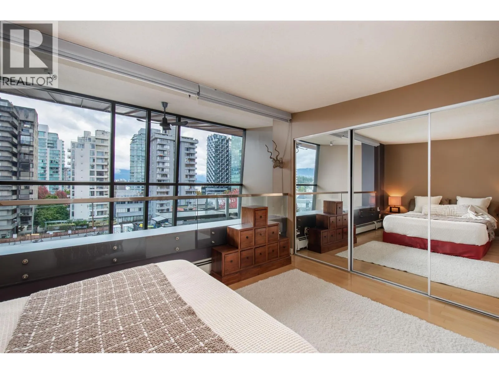 PH4 1688 ROBSON STREET