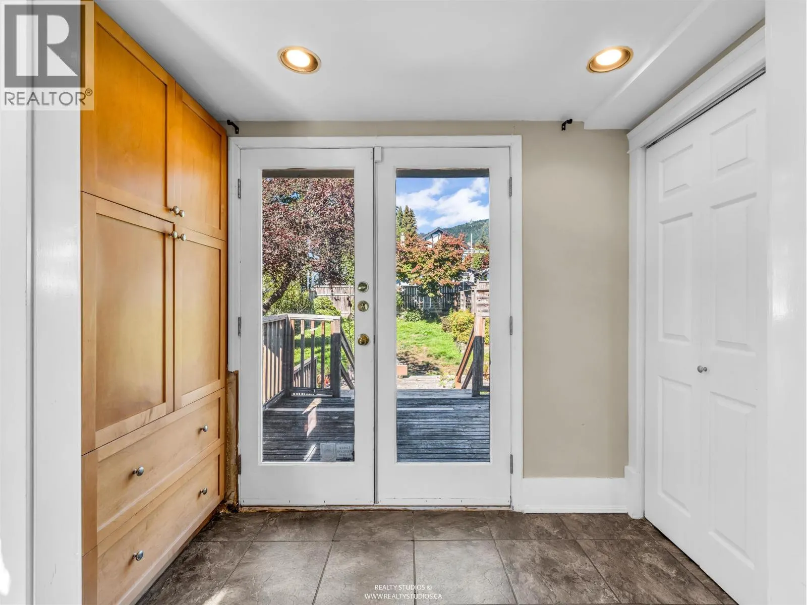 138 W KINGS ROAD