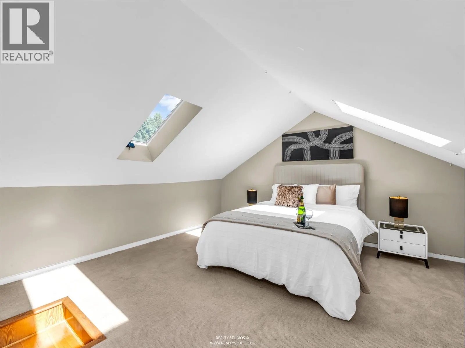 138 W KINGS ROAD