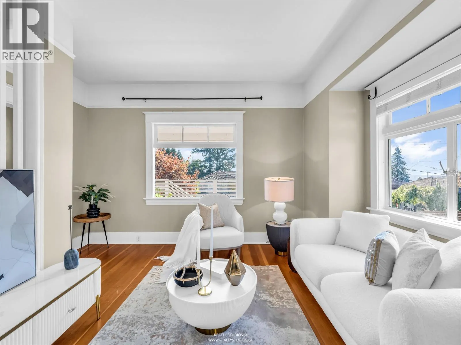 138 W KINGS ROAD