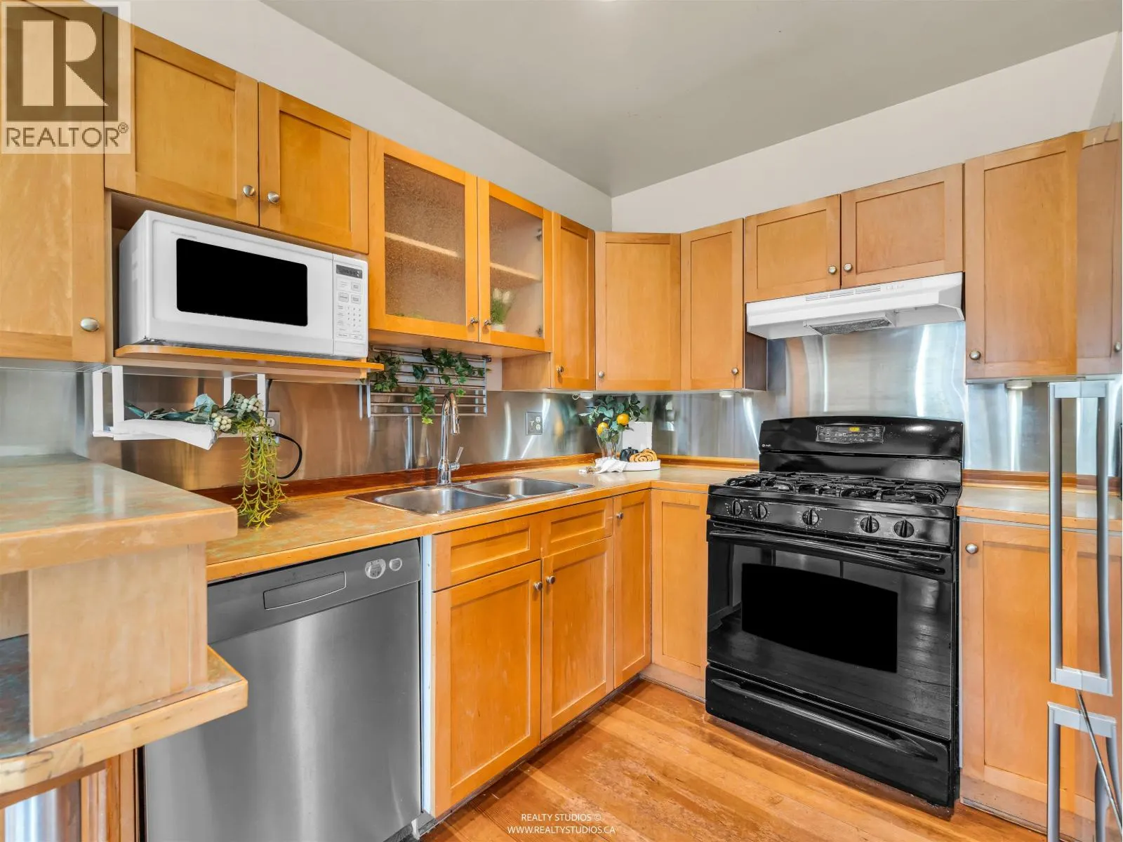 138 W KINGS ROAD