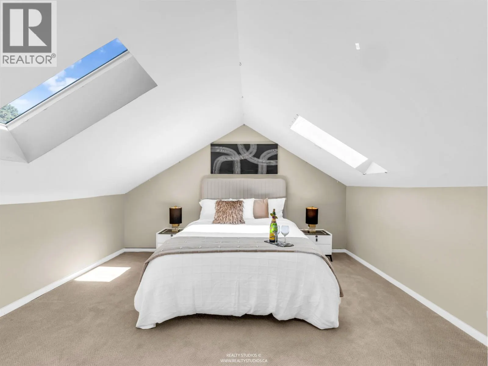 138 W KINGS ROAD