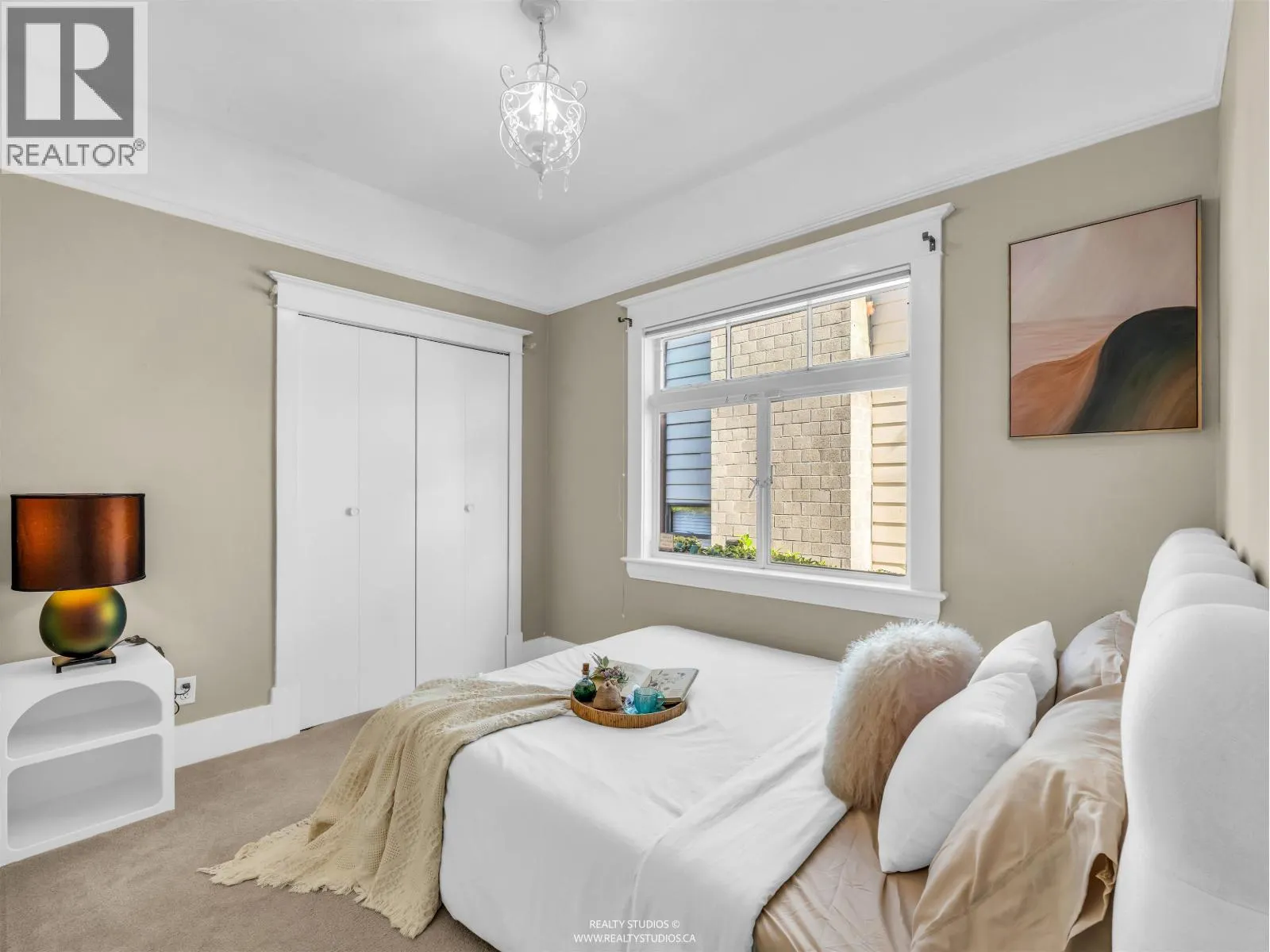 138 W KINGS ROAD