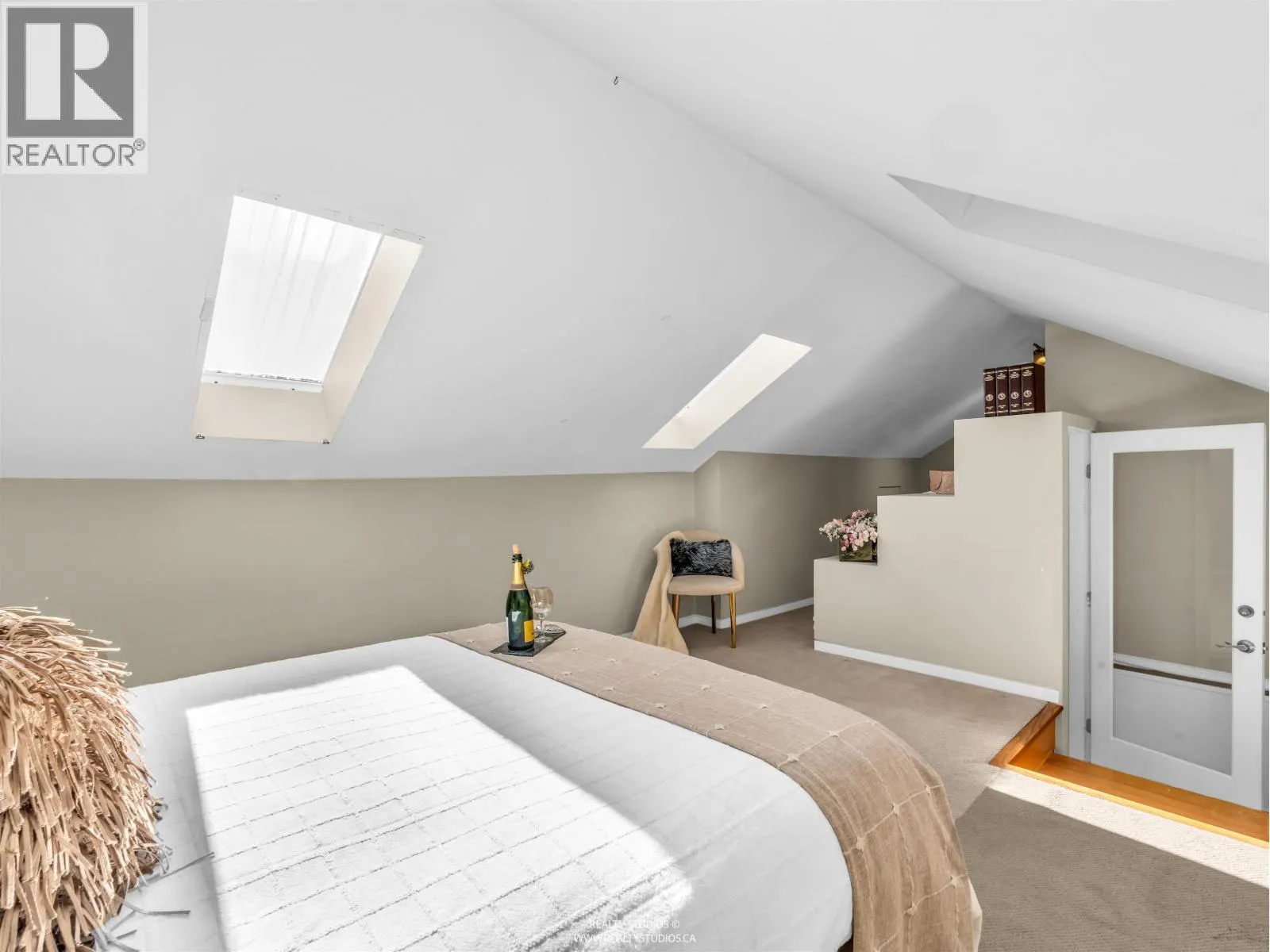 138 W KINGS ROAD
