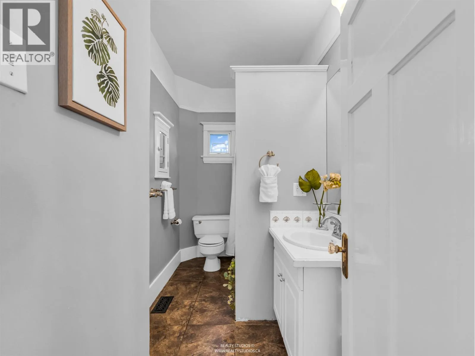 138 W KINGS ROAD