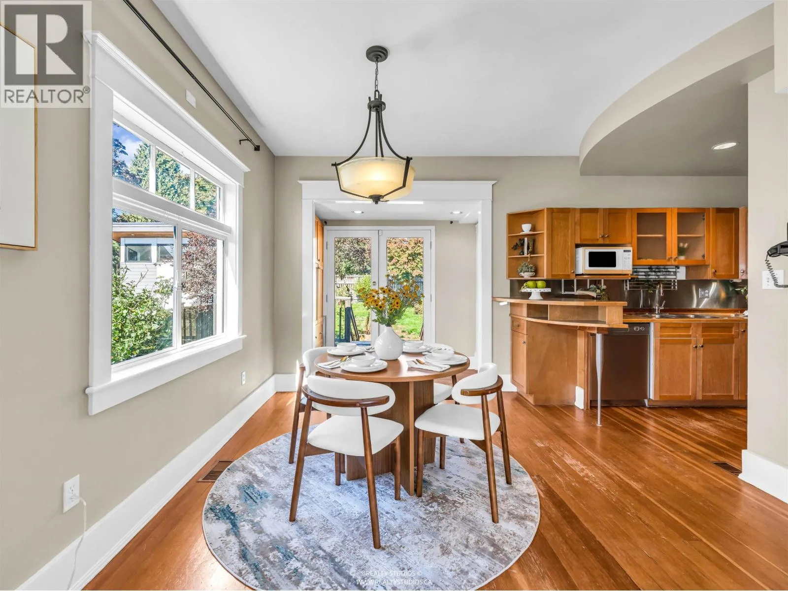 138 W KINGS ROAD