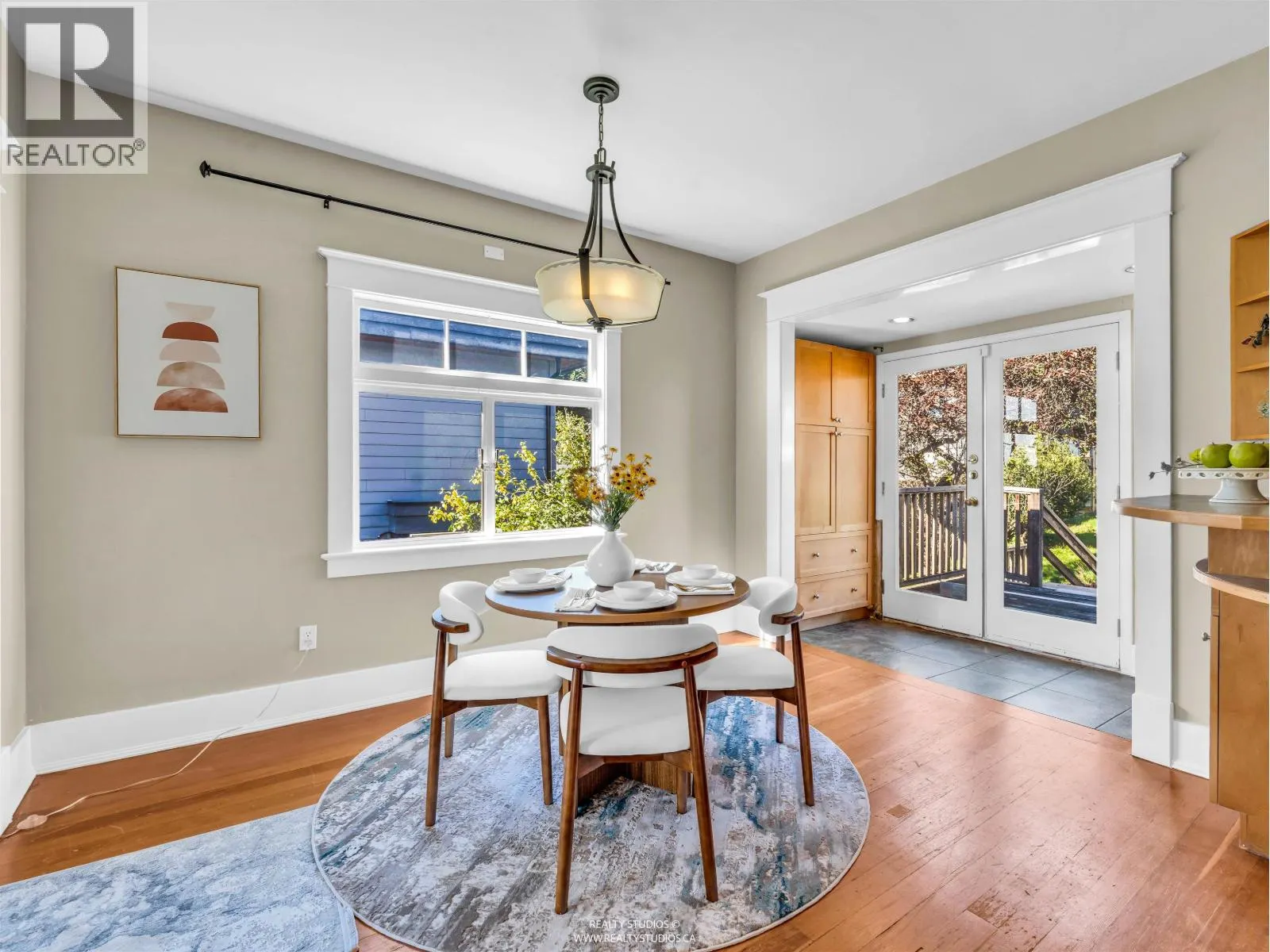 138 W KINGS ROAD
