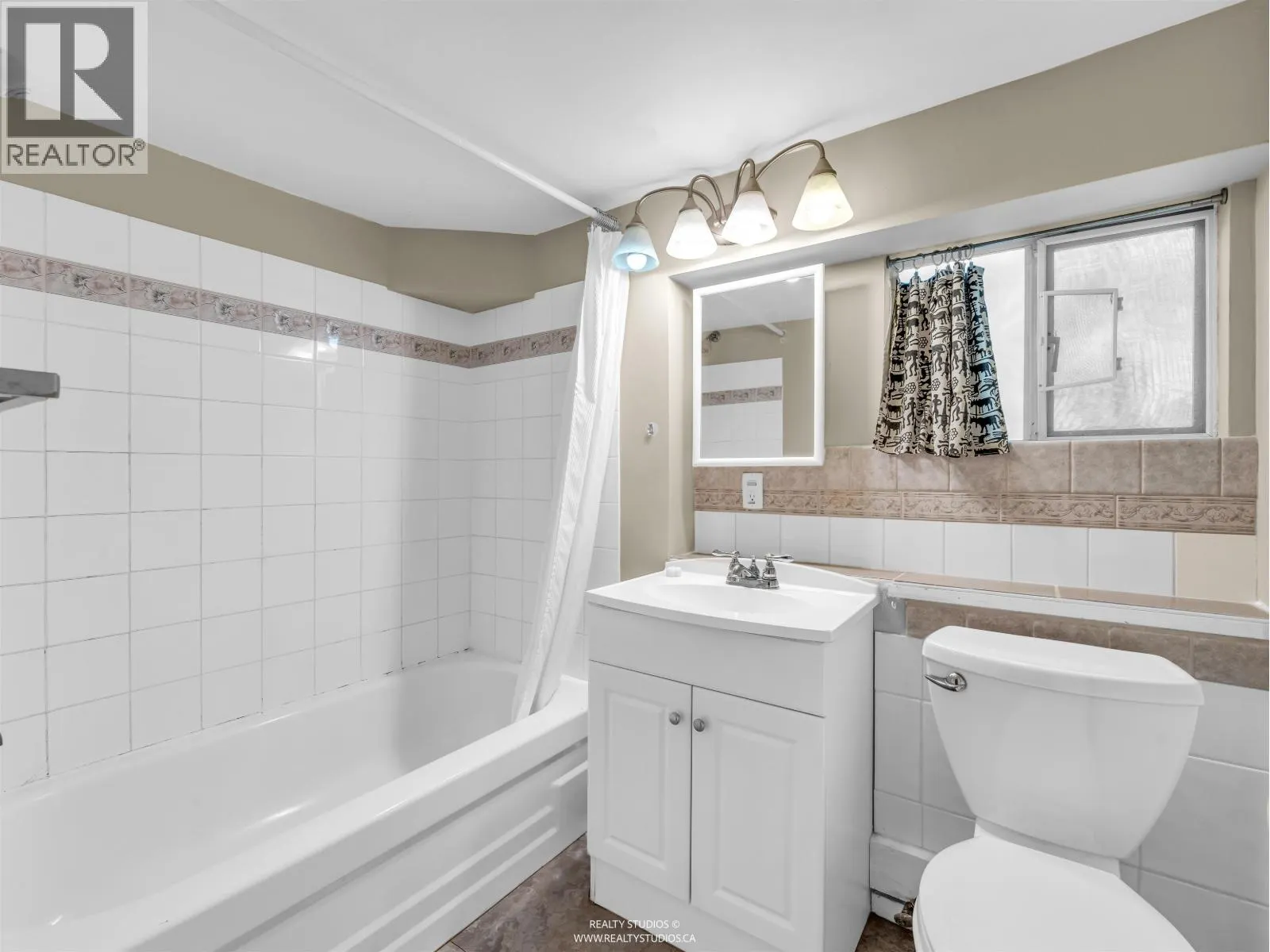 138 W KINGS ROAD