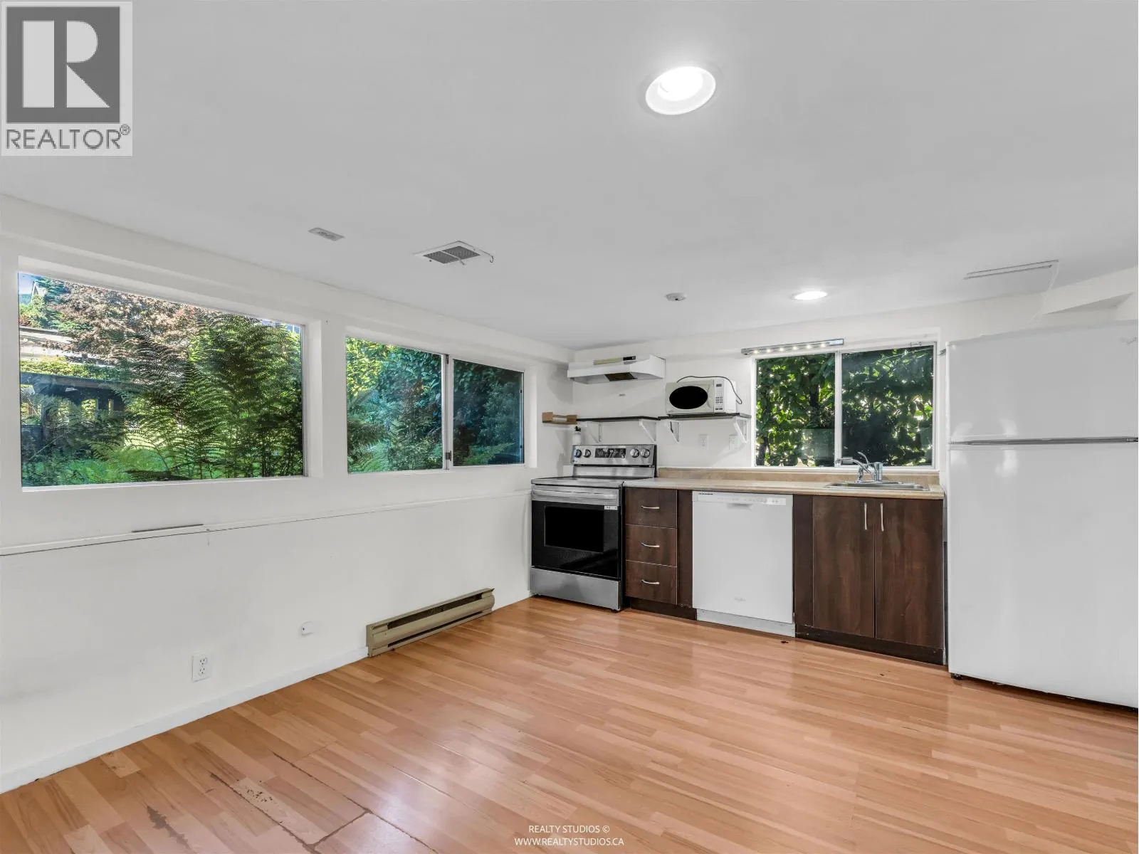 138 W KINGS ROAD